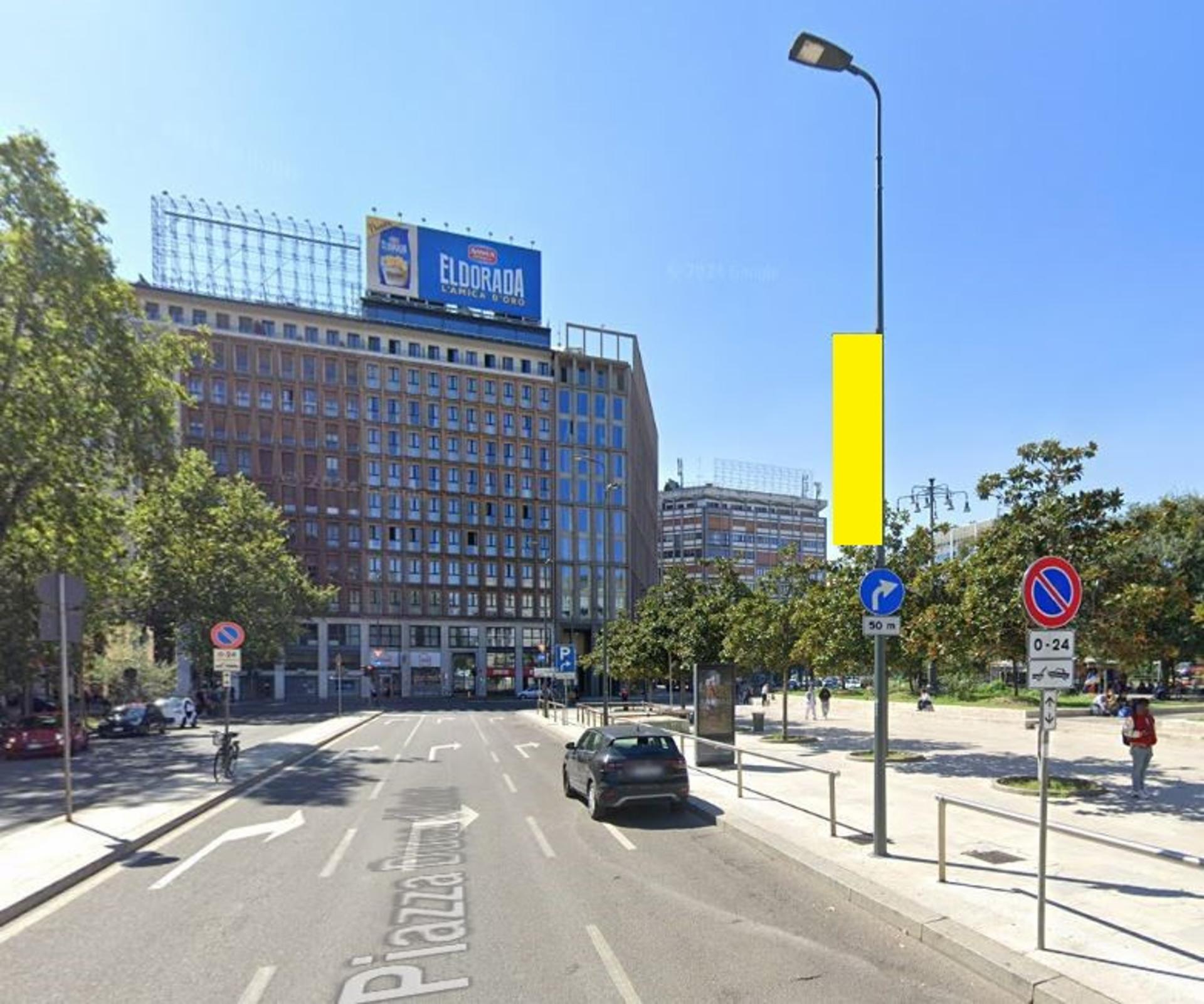 Impianto VERTICAL BANNER a Milano, in zona Nike