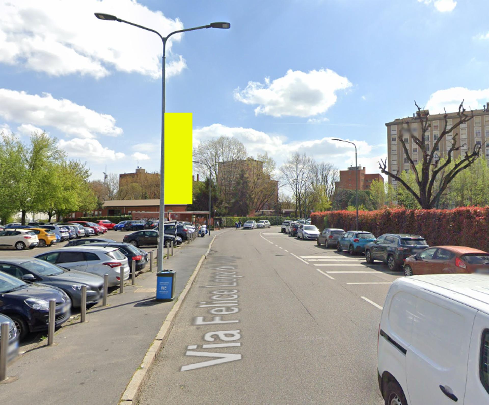 Impianto VERTICAL BANNER a Milano, in zona Avenue Cafe