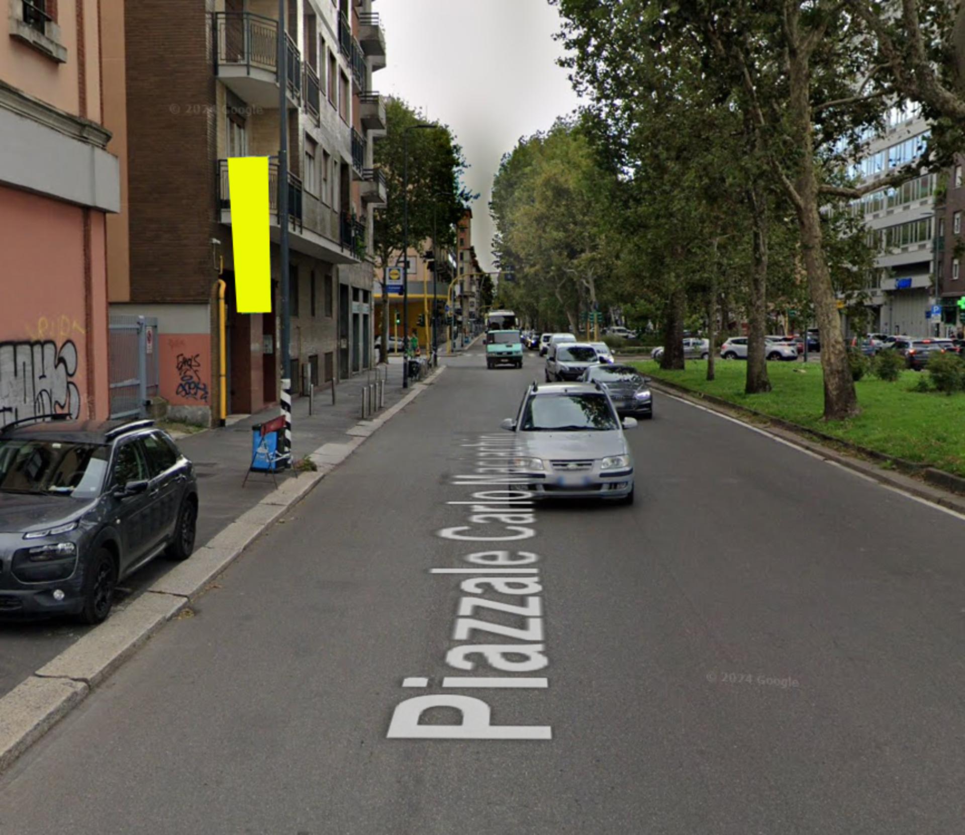 Impianto VERTICAL BANNER a Milano, in zona Mega Market Latinoamericano