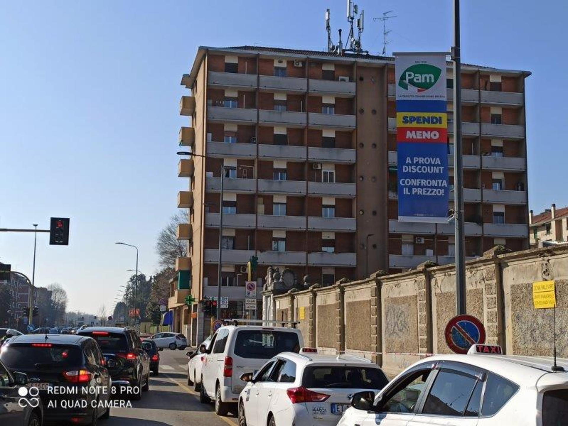 Impianto VERTICAL BANNER a Milano, in zona Il Comignolo