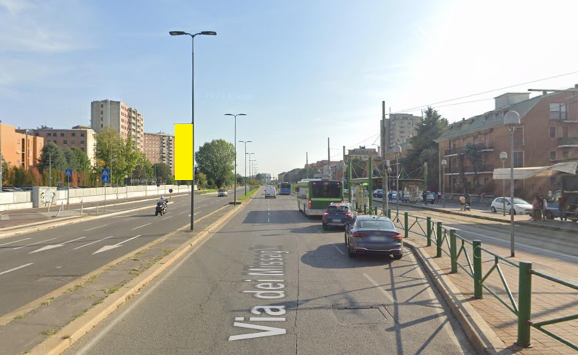 Impianto VERTICAL BANNER a Milano, in zona Mediterraneo