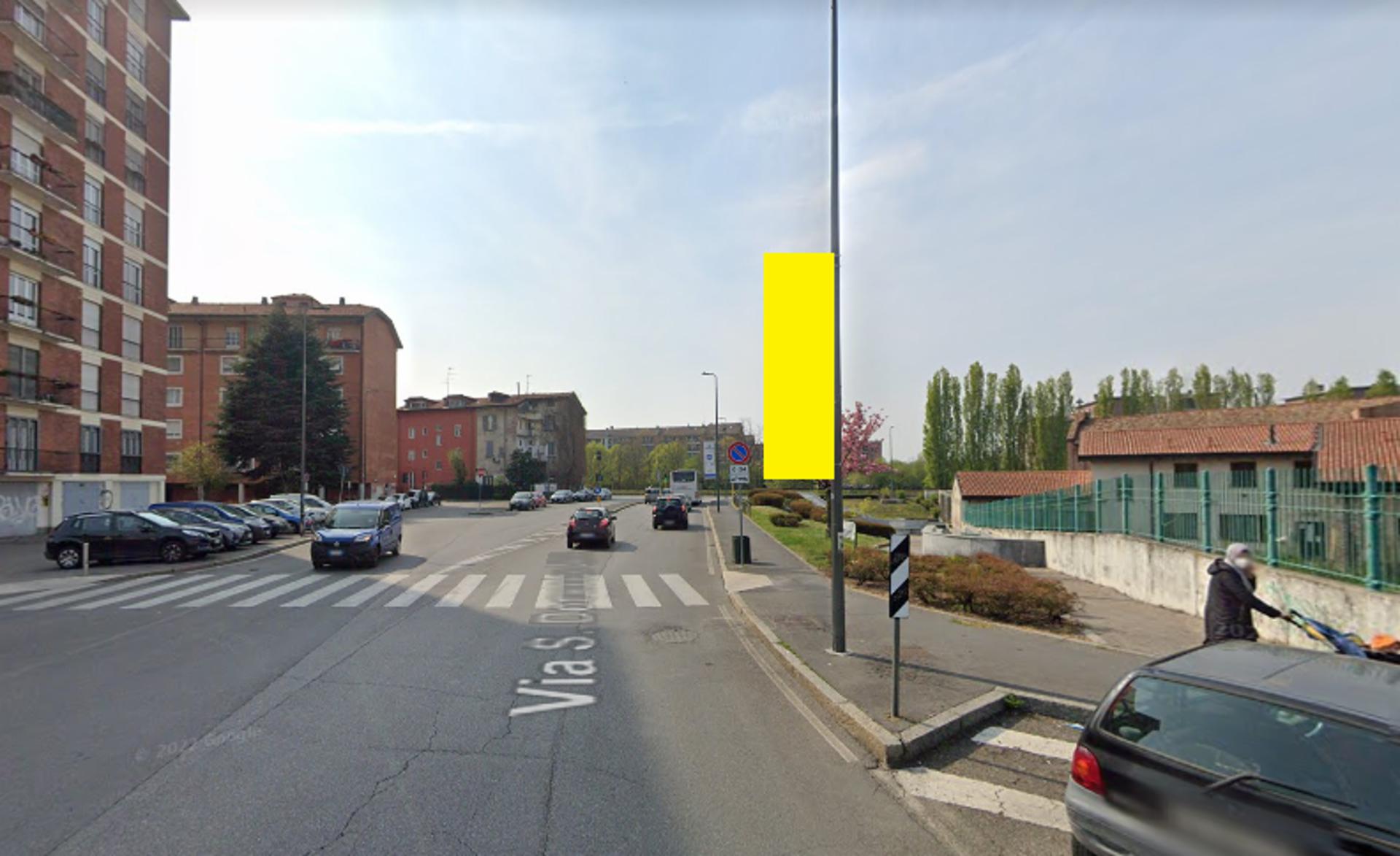 Impianto VERTICAL BANNER a Milano, in zona Micrò