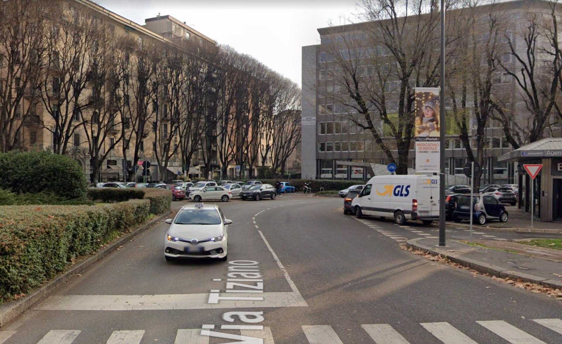 Impianto VERTICAL BANNER a Milano, in zona Café Taipy