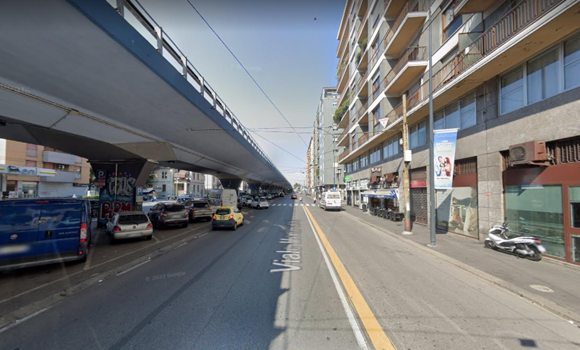 Impianto VERTICAL BANNER a Milano, in zona Zai Ta Xiong