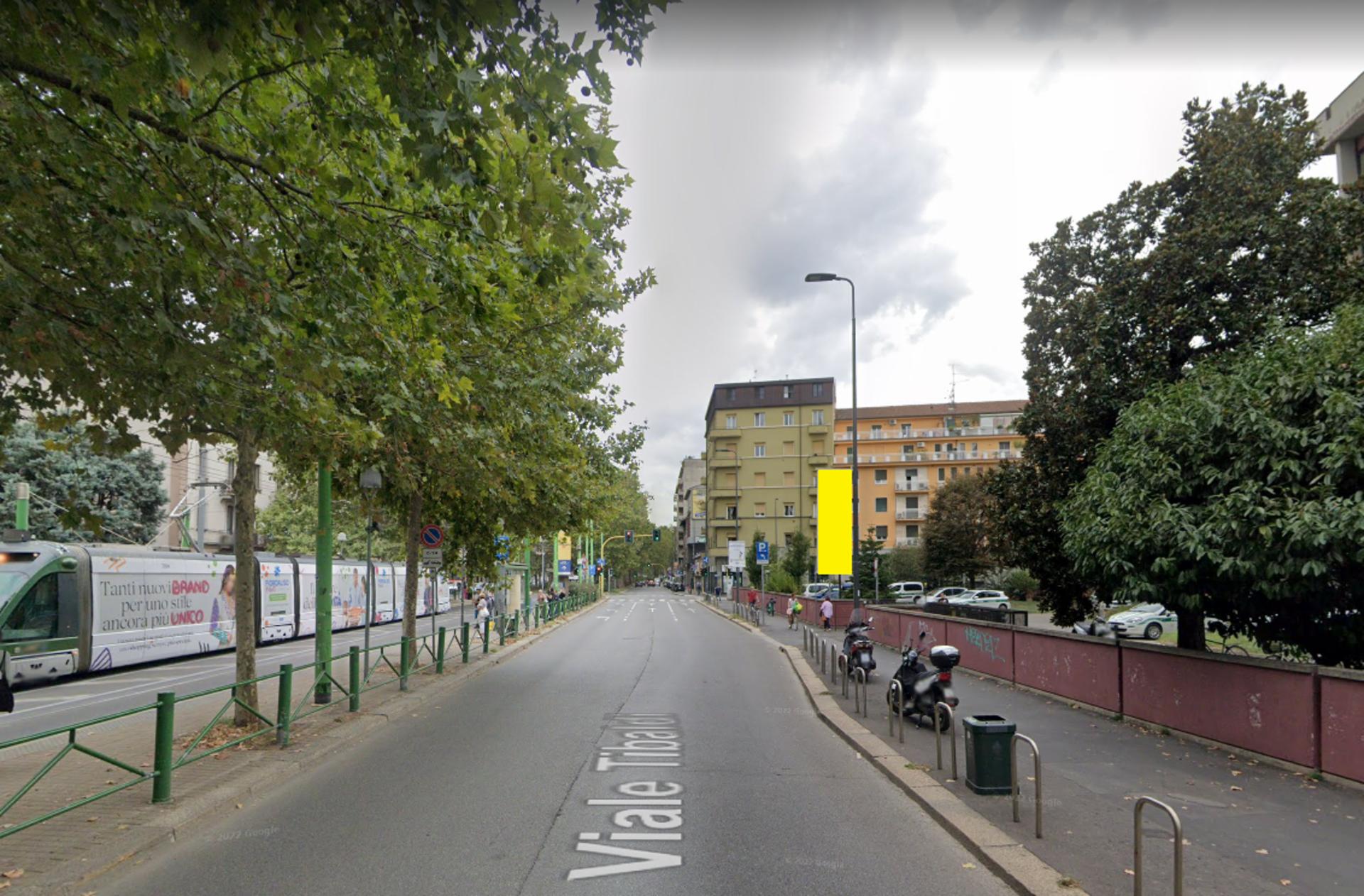Impianto VERTICAL BANNER a Milano, in zona La Gravina