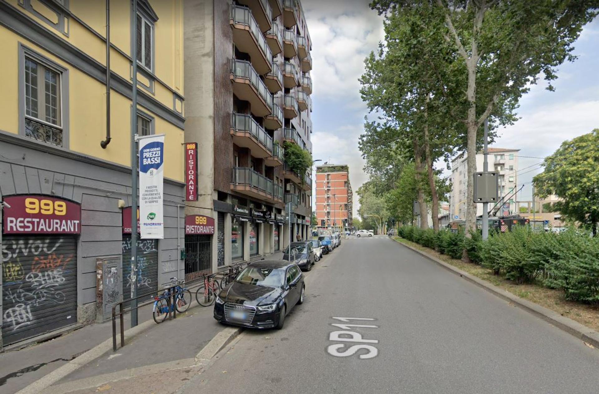 Impianto VERTICAL BANNER a Milano, in zona Mabuhay