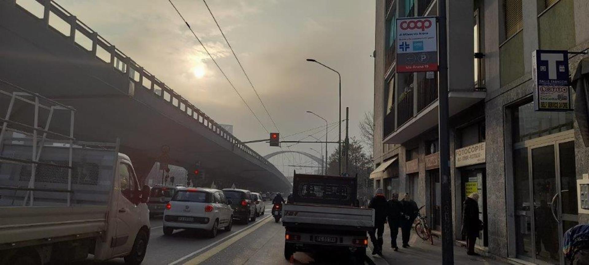 Impianto TARGA PALO a Milano, in zona Manzoli - abbigliamento tecnico per il lavoro