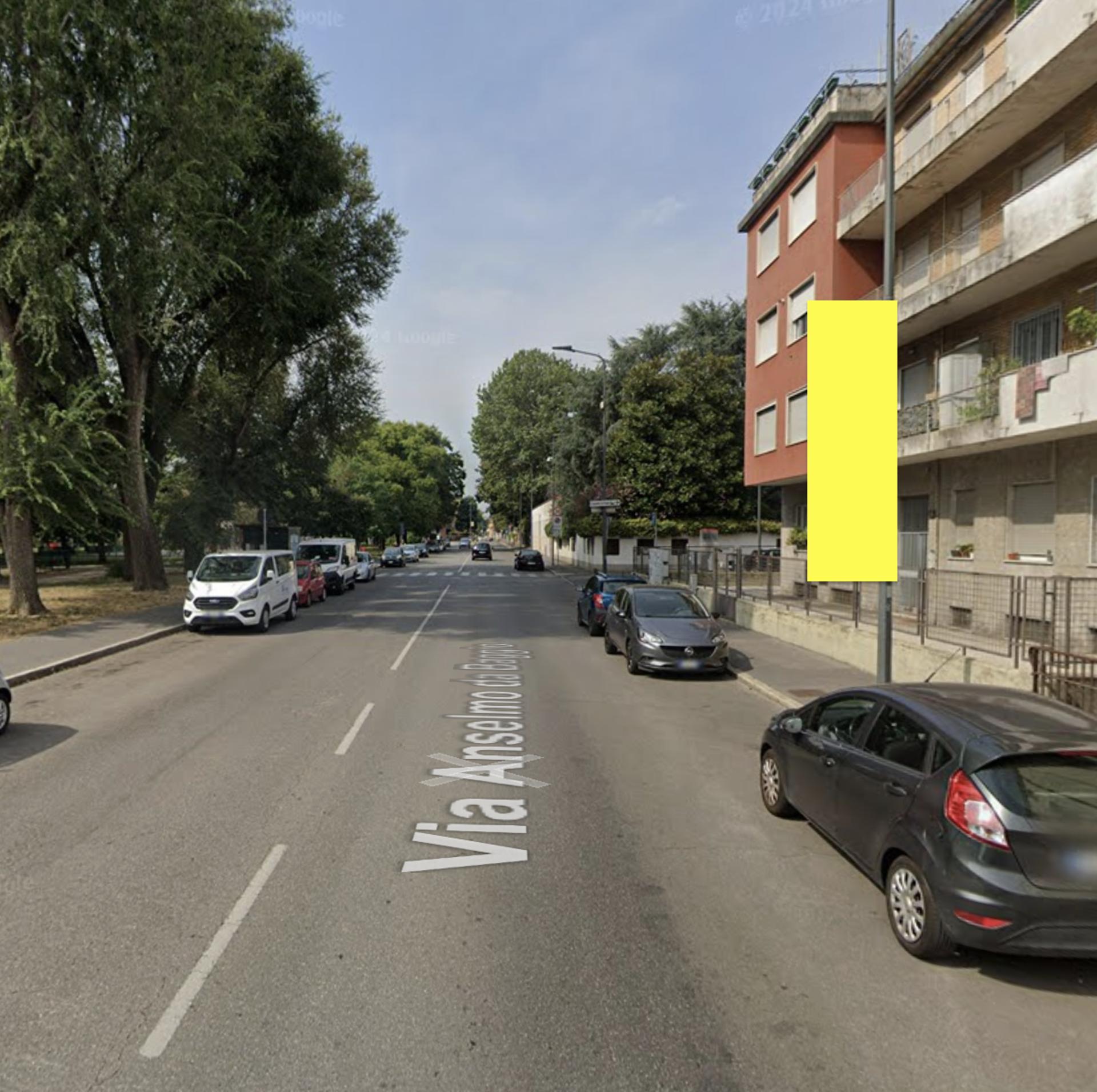 Impianto VERTICAL BANNER a Milano, in zona Bar Max