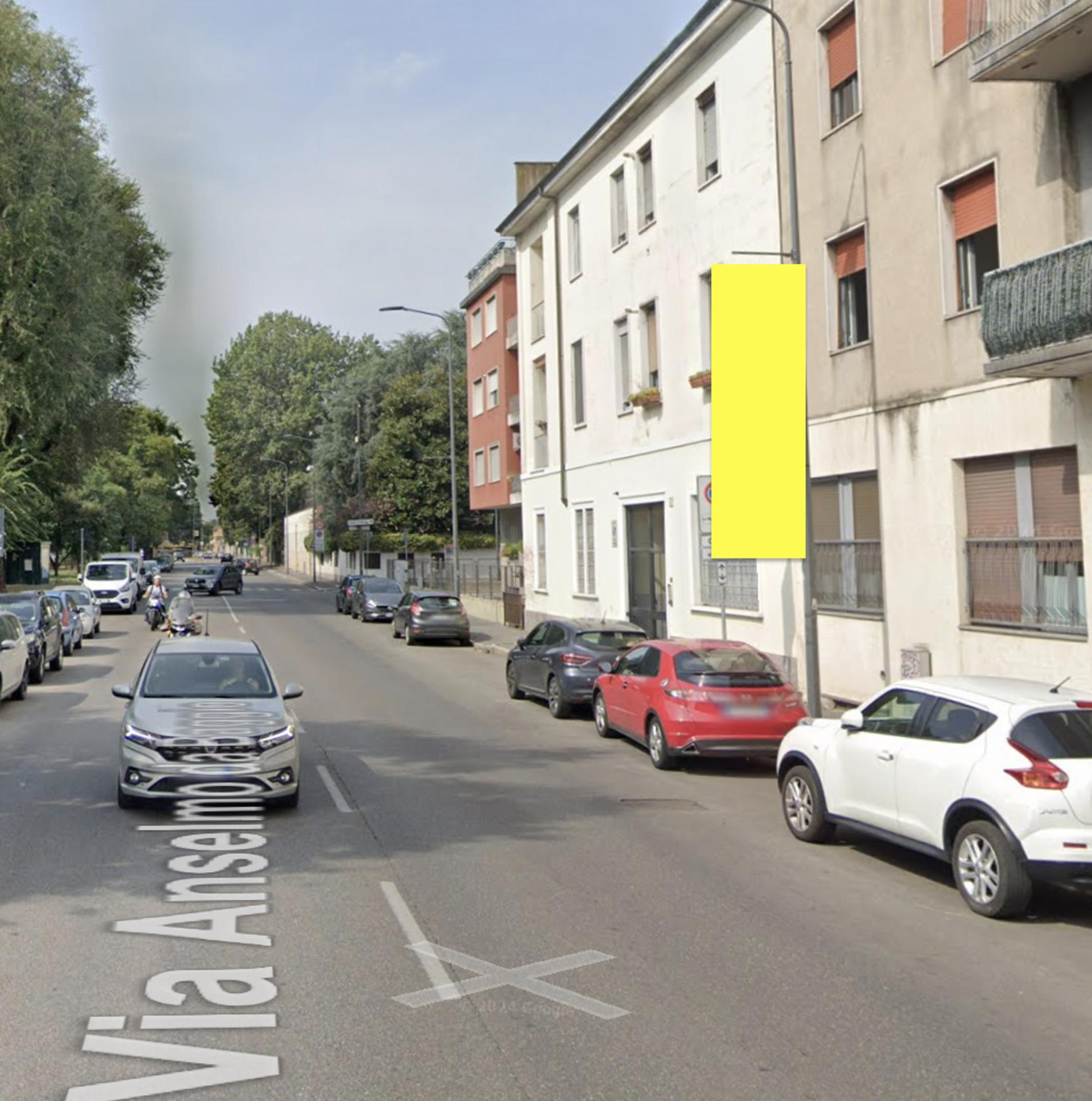 Impianto VERTICAL BANNER a Milano, in zona Bar Max