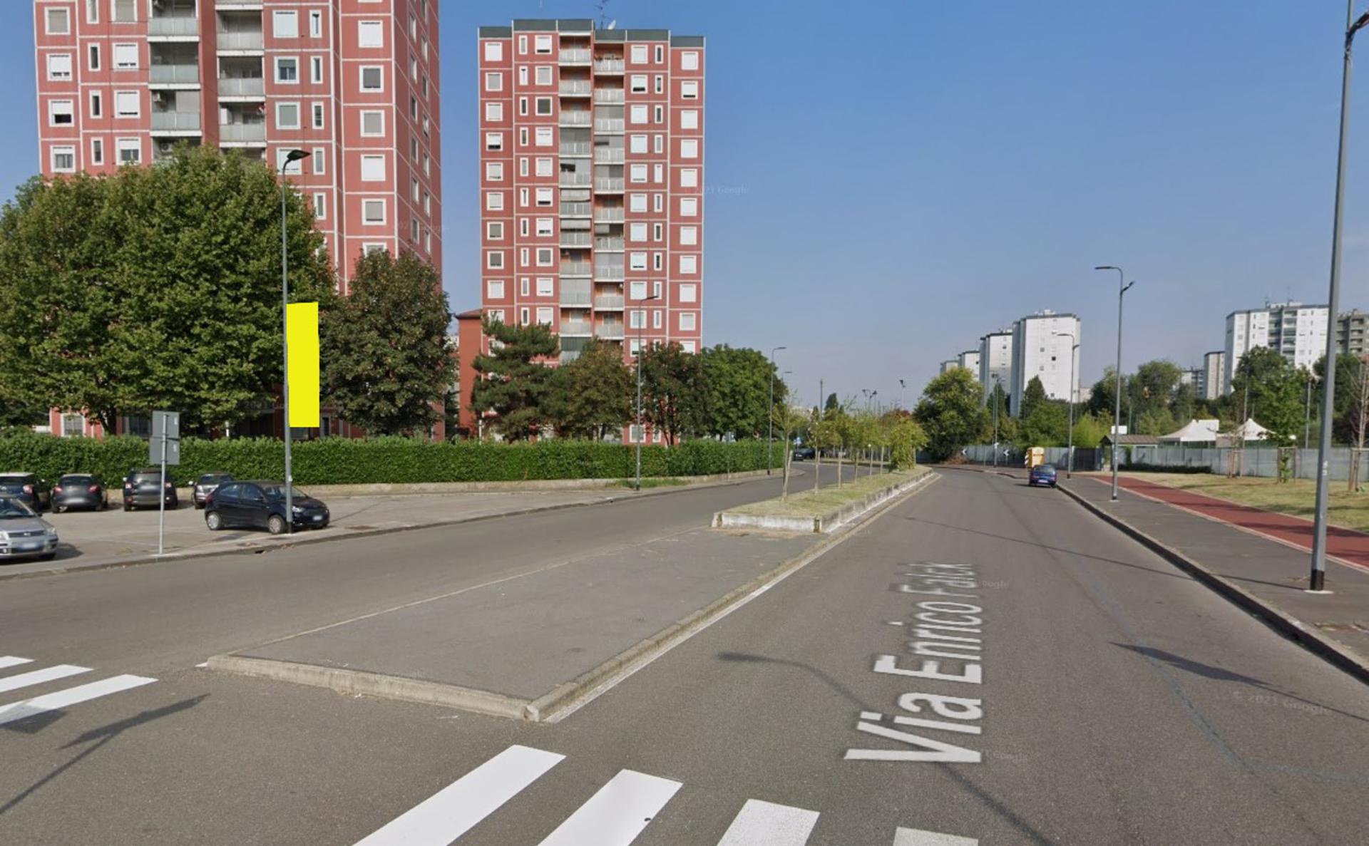 Impianto VERTICAL BANNER a Milano, in zona Pino Immagine Uomo