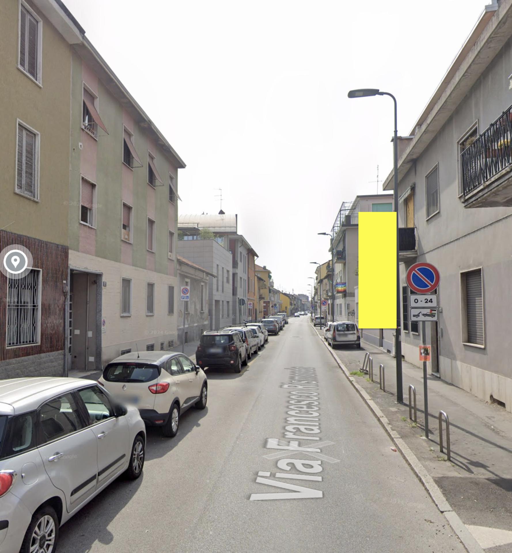 Impianto VERTICAL BANNER a Milano, in zona Bar Max