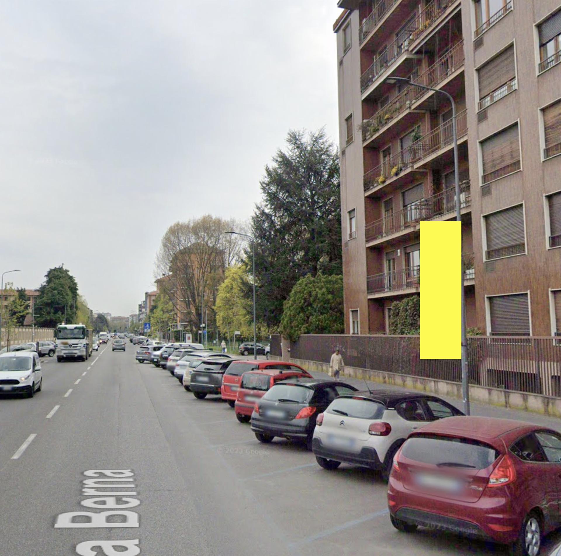 Impianto VERTICAL BANNER a Milano, in zona Bar Zurigo