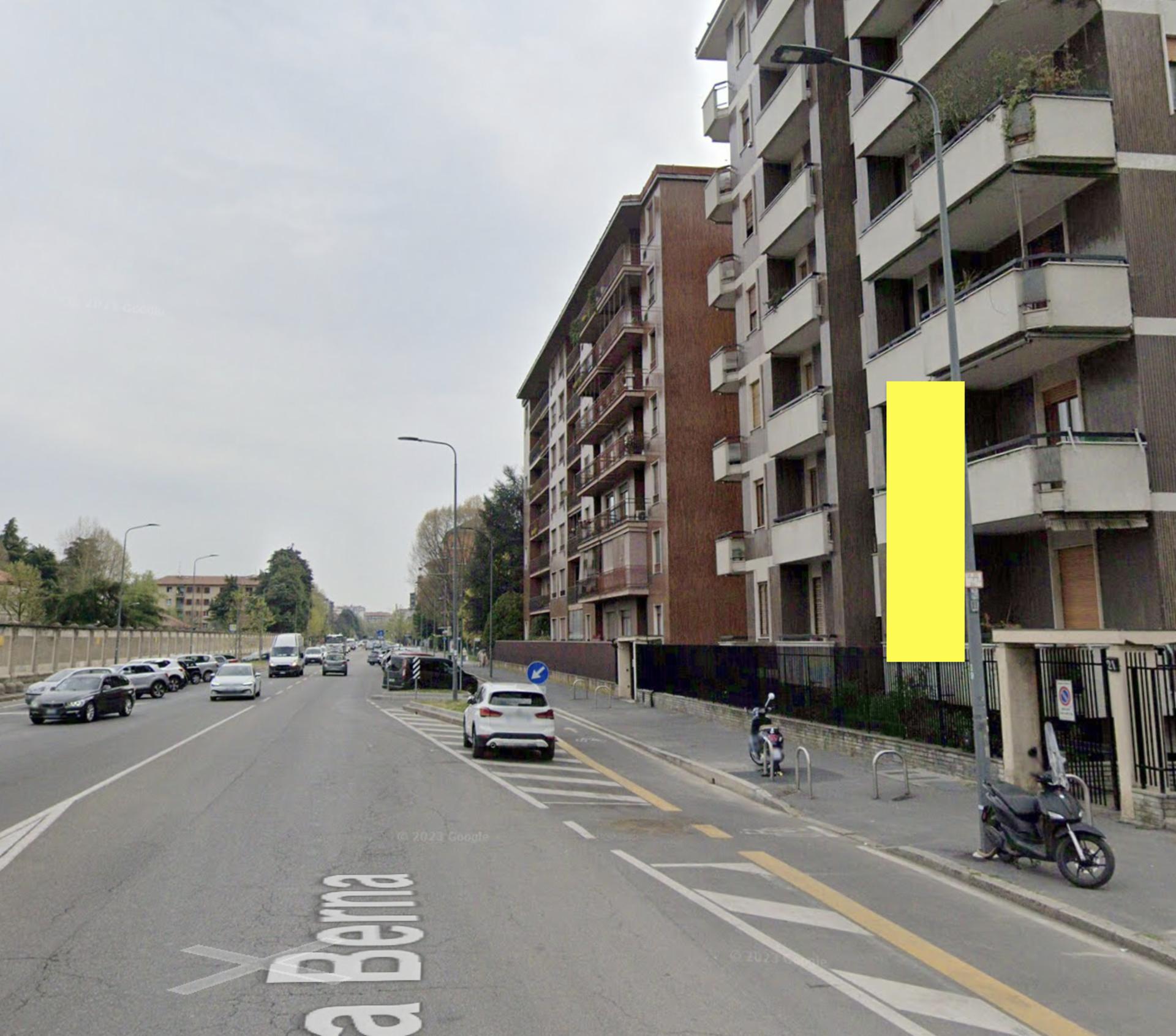 Impianto VERTICAL BANNER a Milano, in zona Bar Zurigo