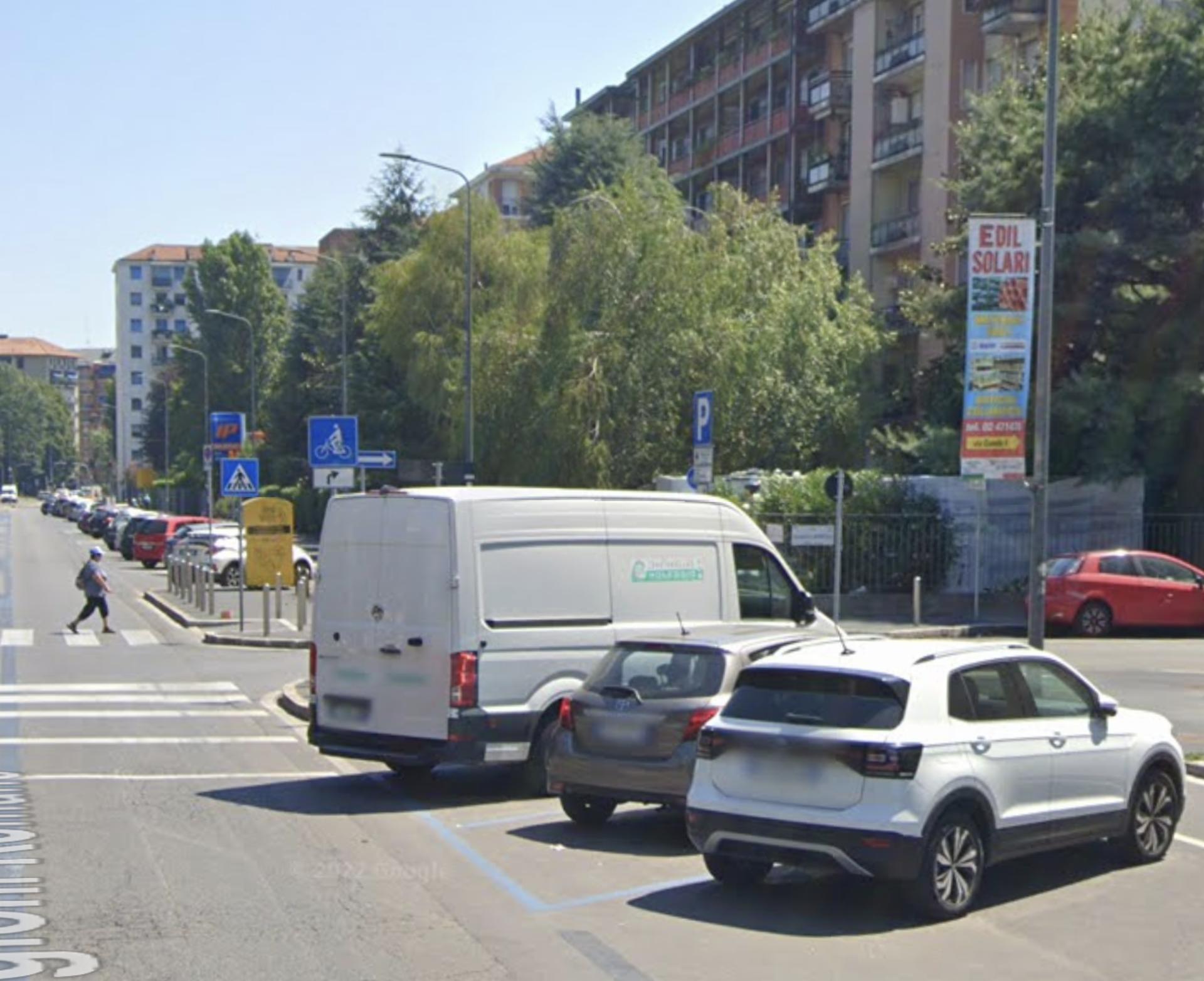 Impianto VERTICAL BANNER a Milano, in zona Rosario acconciature uomo