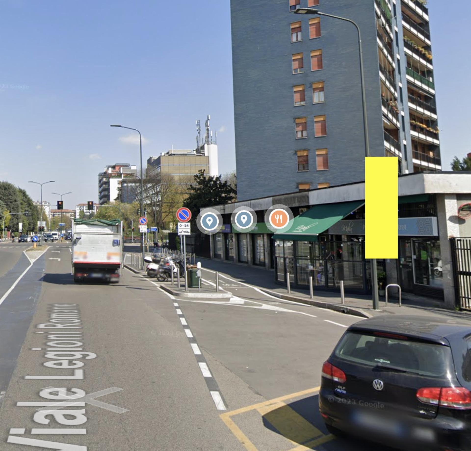 Impianto VERTICAL BANNER a Milano, in zona Runner store