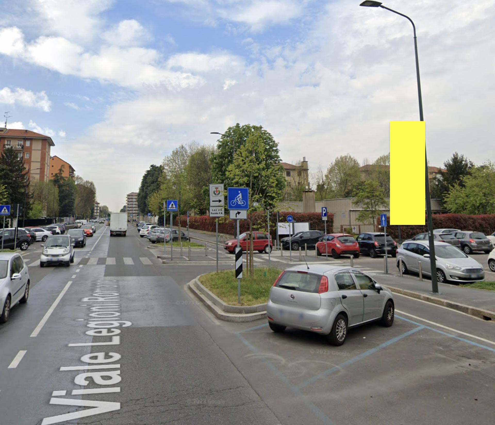 Impianto VERTICAL BANNER a Milano, in zona Runner store