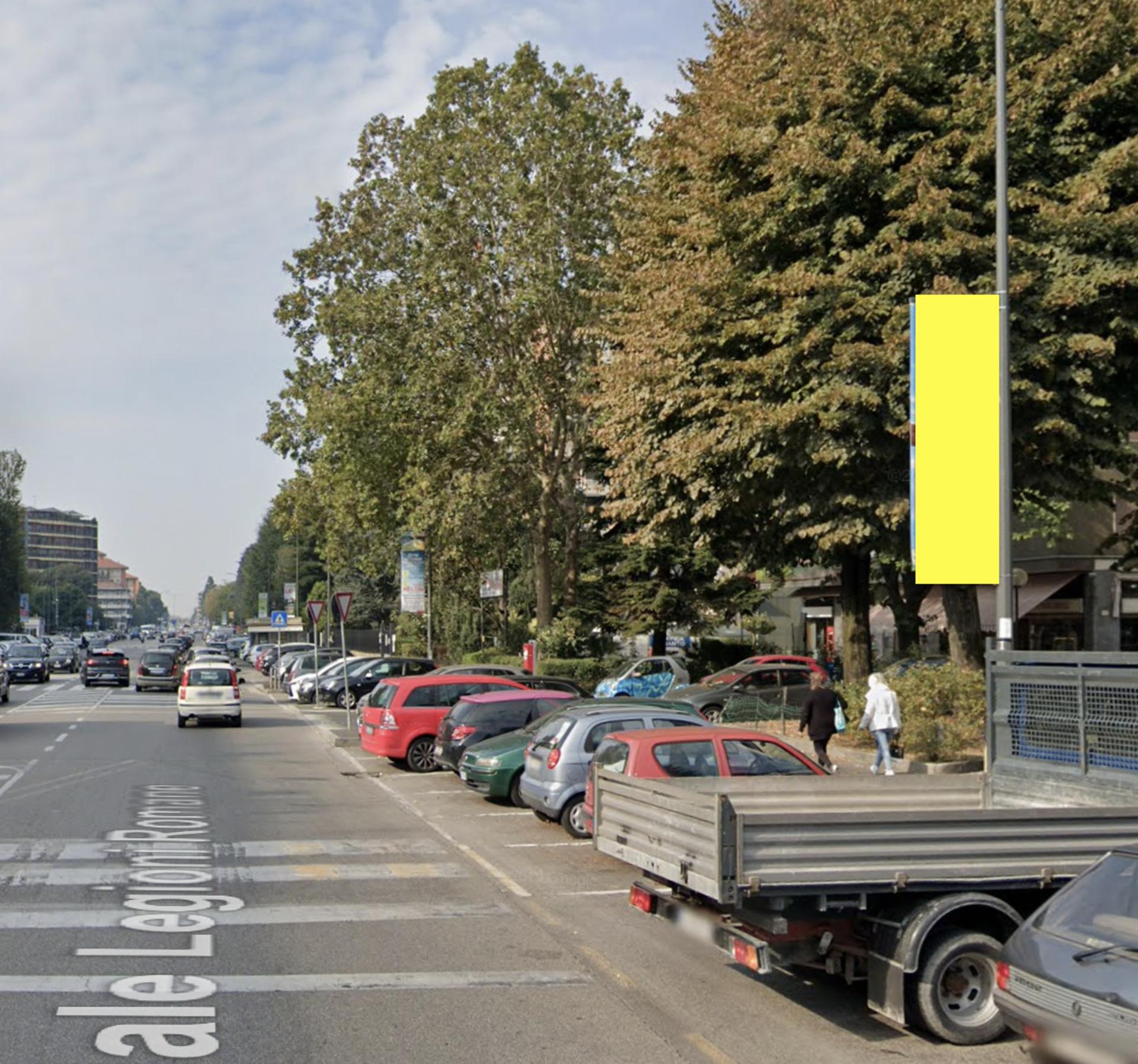 Impianto VERTICAL BANNER a Milano, in zona L’Esthétique Lea