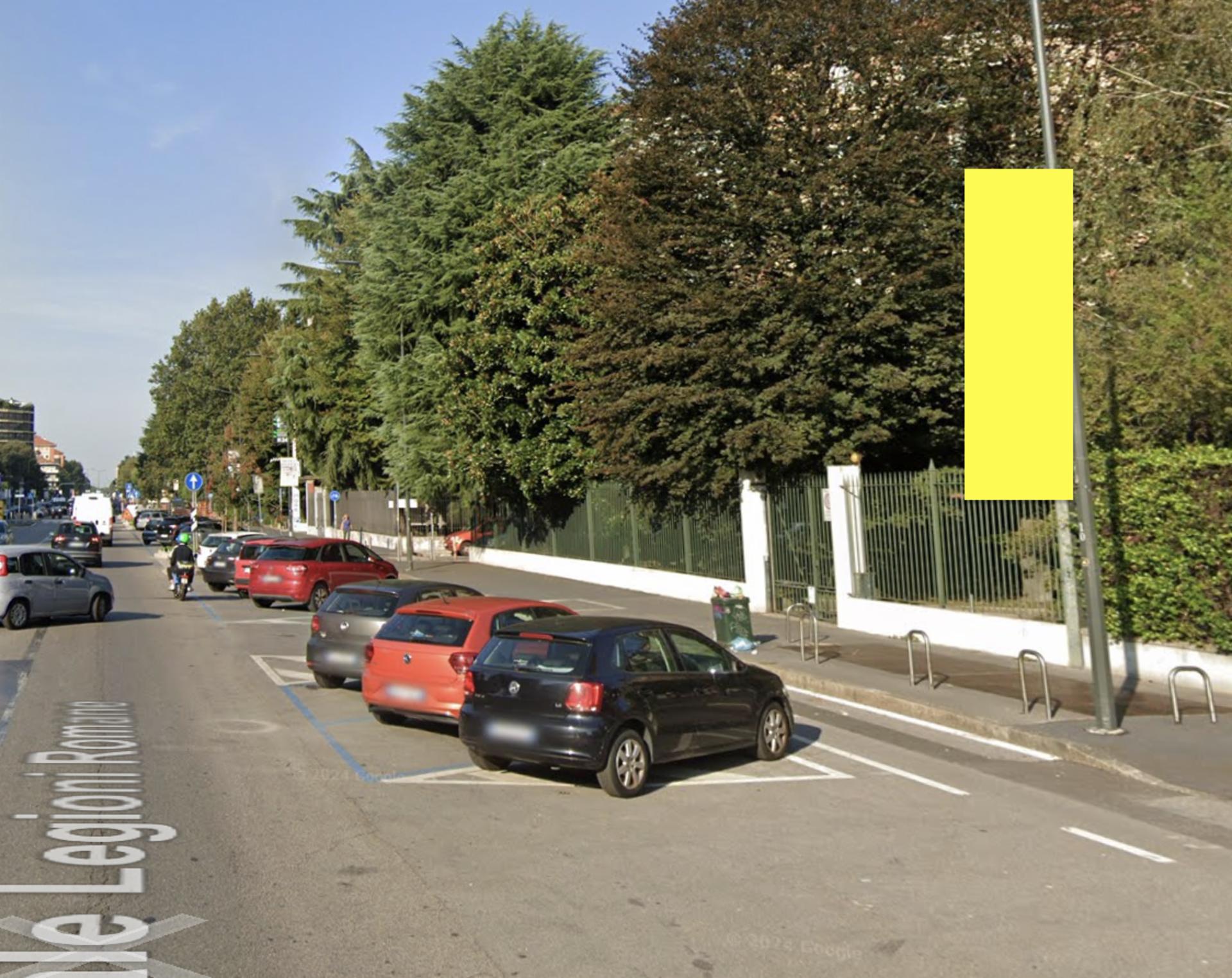 Impianto VERTICAL BANNER a Milano, in zona L’Esthétique Lea
