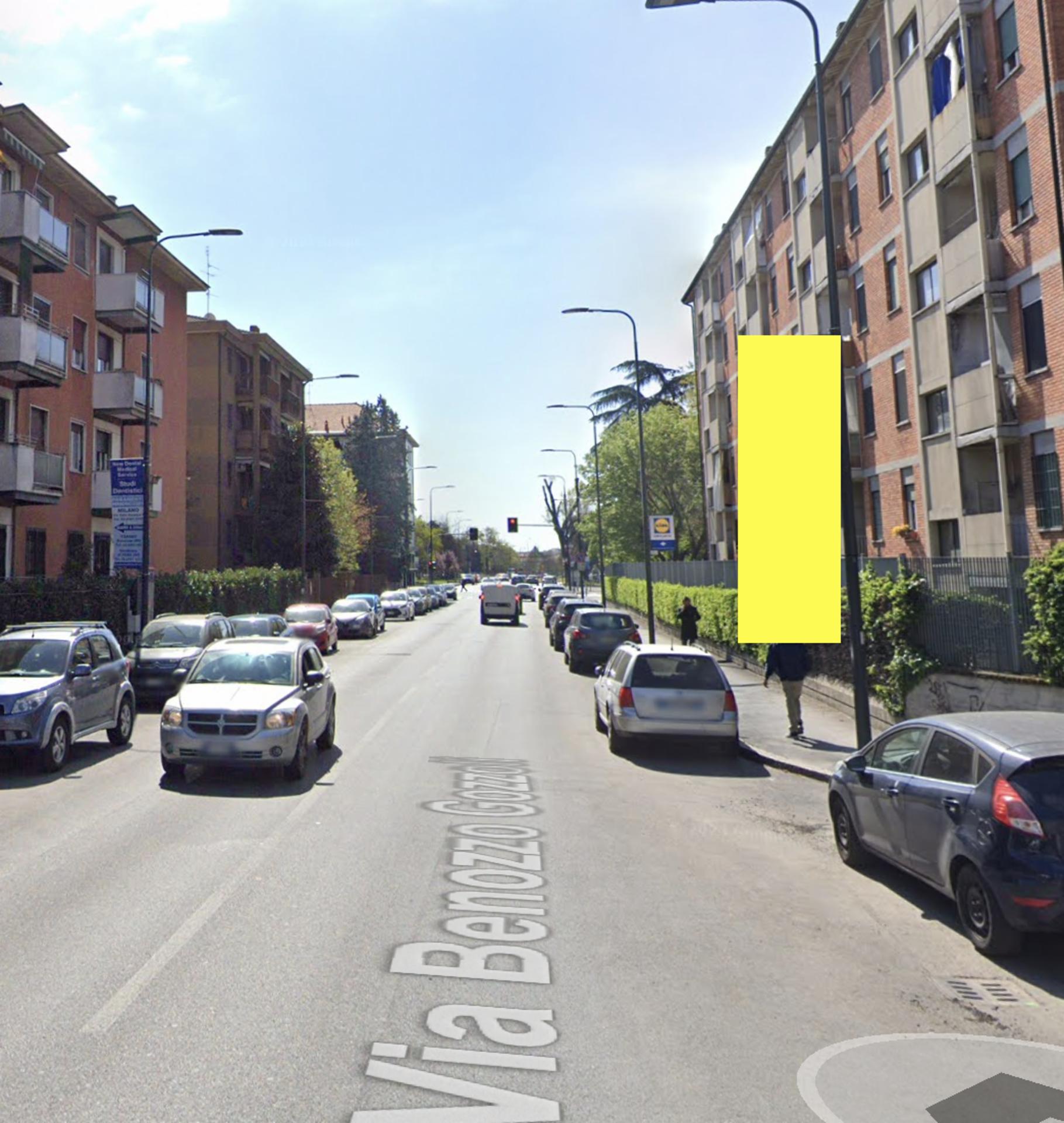 Impianto VERTICAL BANNER a Milano, in zona Bar Trattoria 395