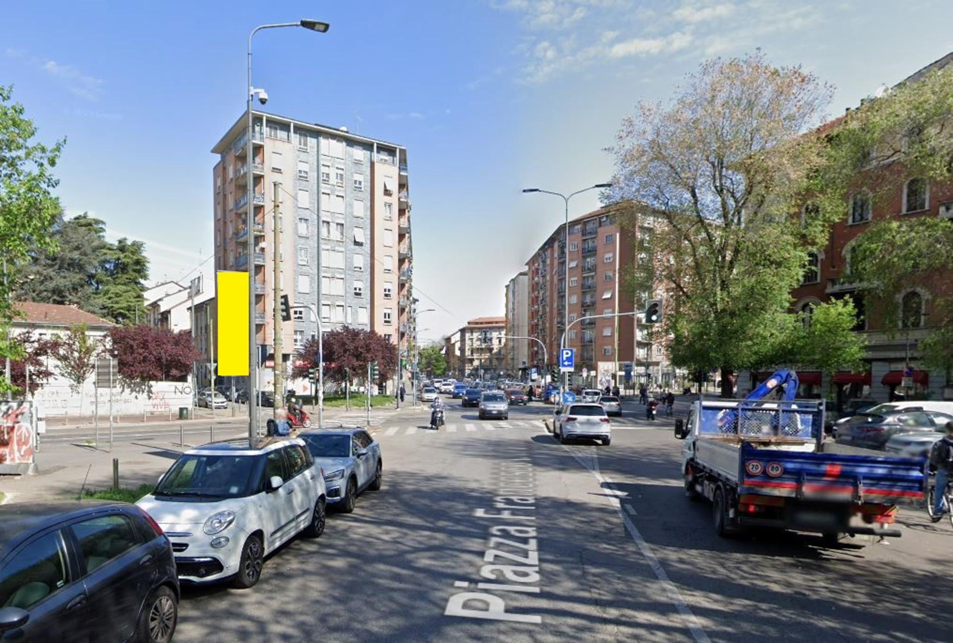 Impianto VERTICAL BANNER a Milano, in zona Minimarket