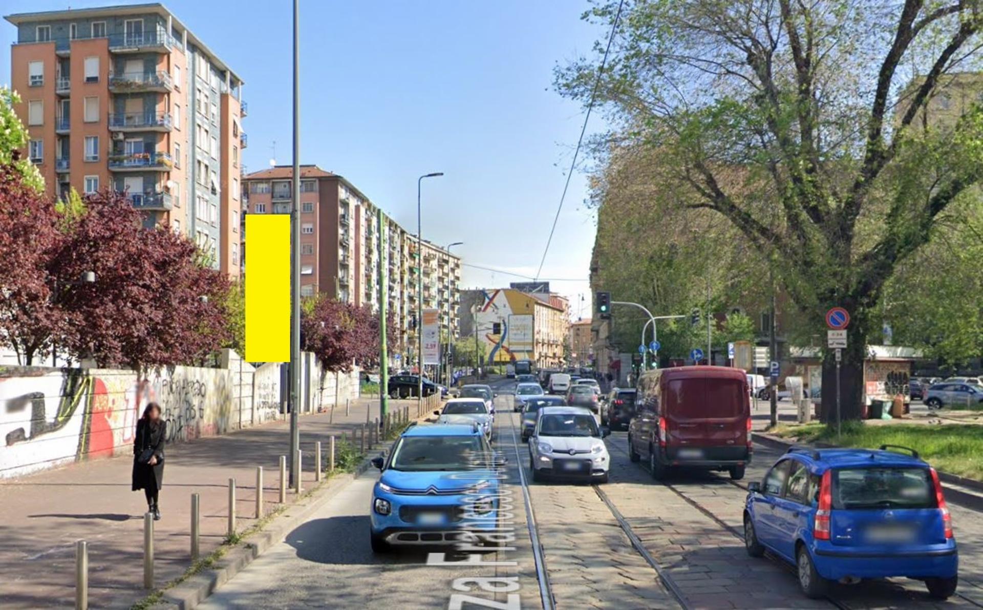 Impianto VERTICAL BANNER a Milano, in zona Casa del Barbiere
