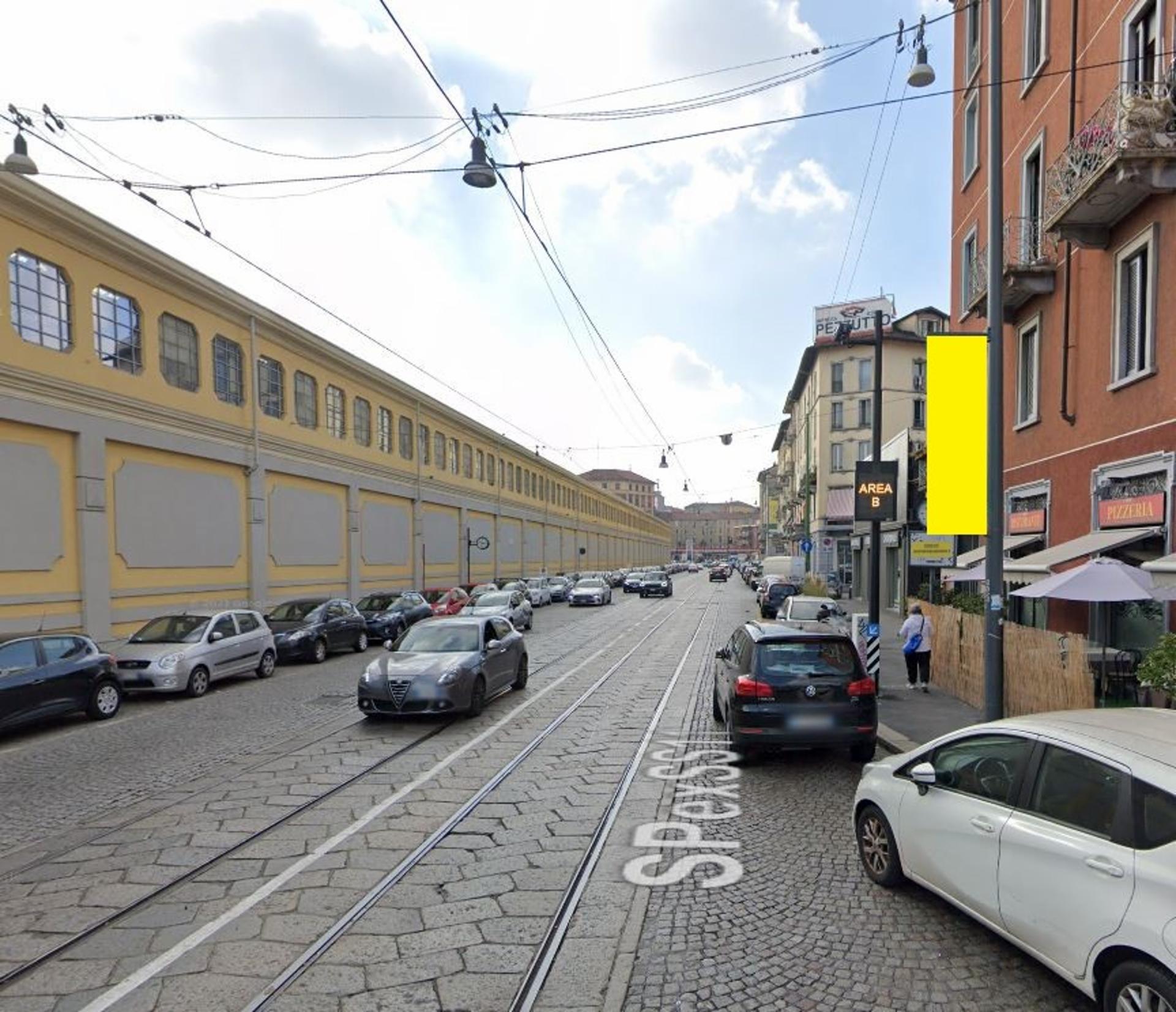 Impianto VERTICAL BANNER a Milano, in zona In's Mercato