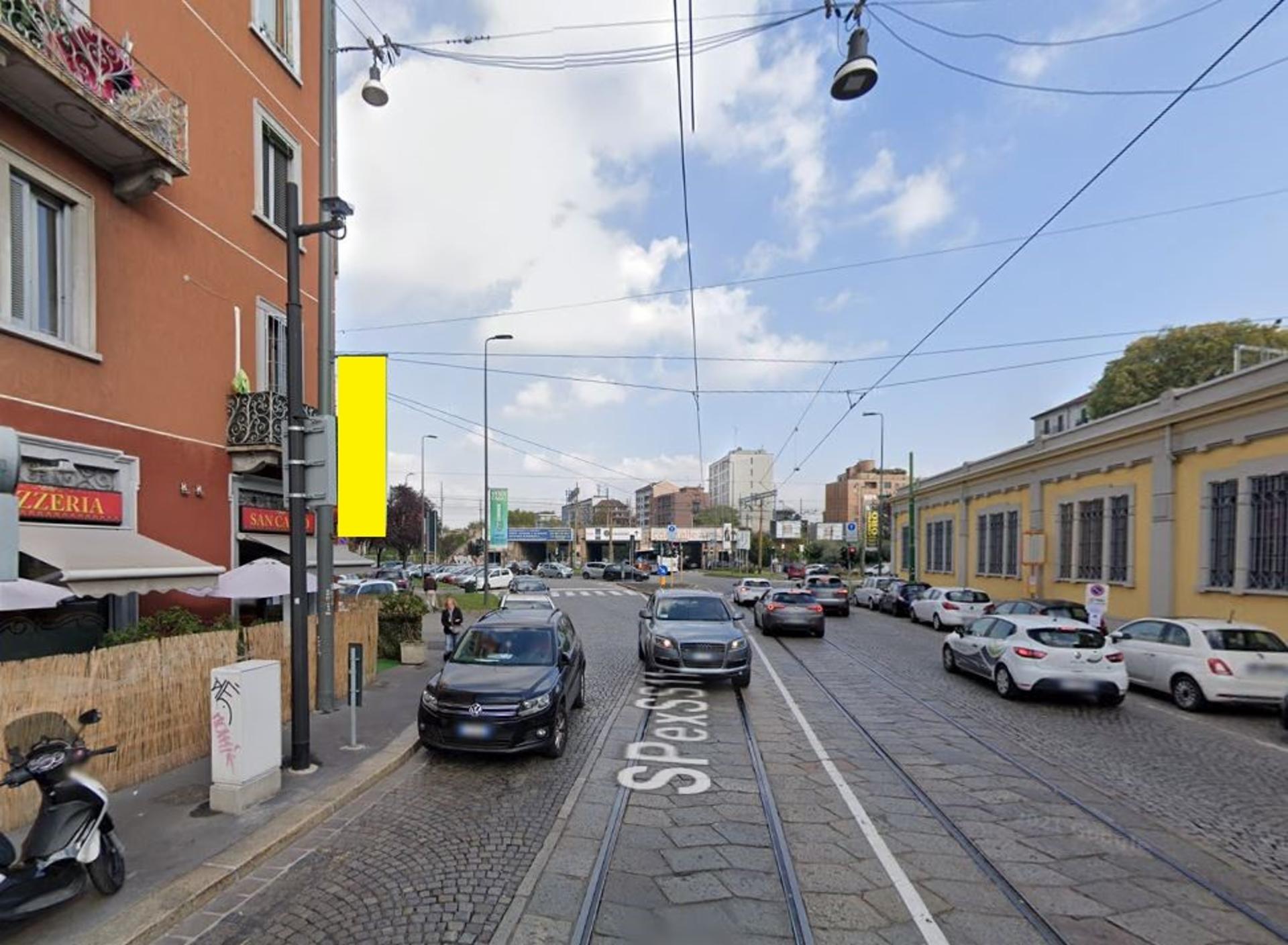 Impianto VERTICAL BANNER a Milano, in zona In's Mercato