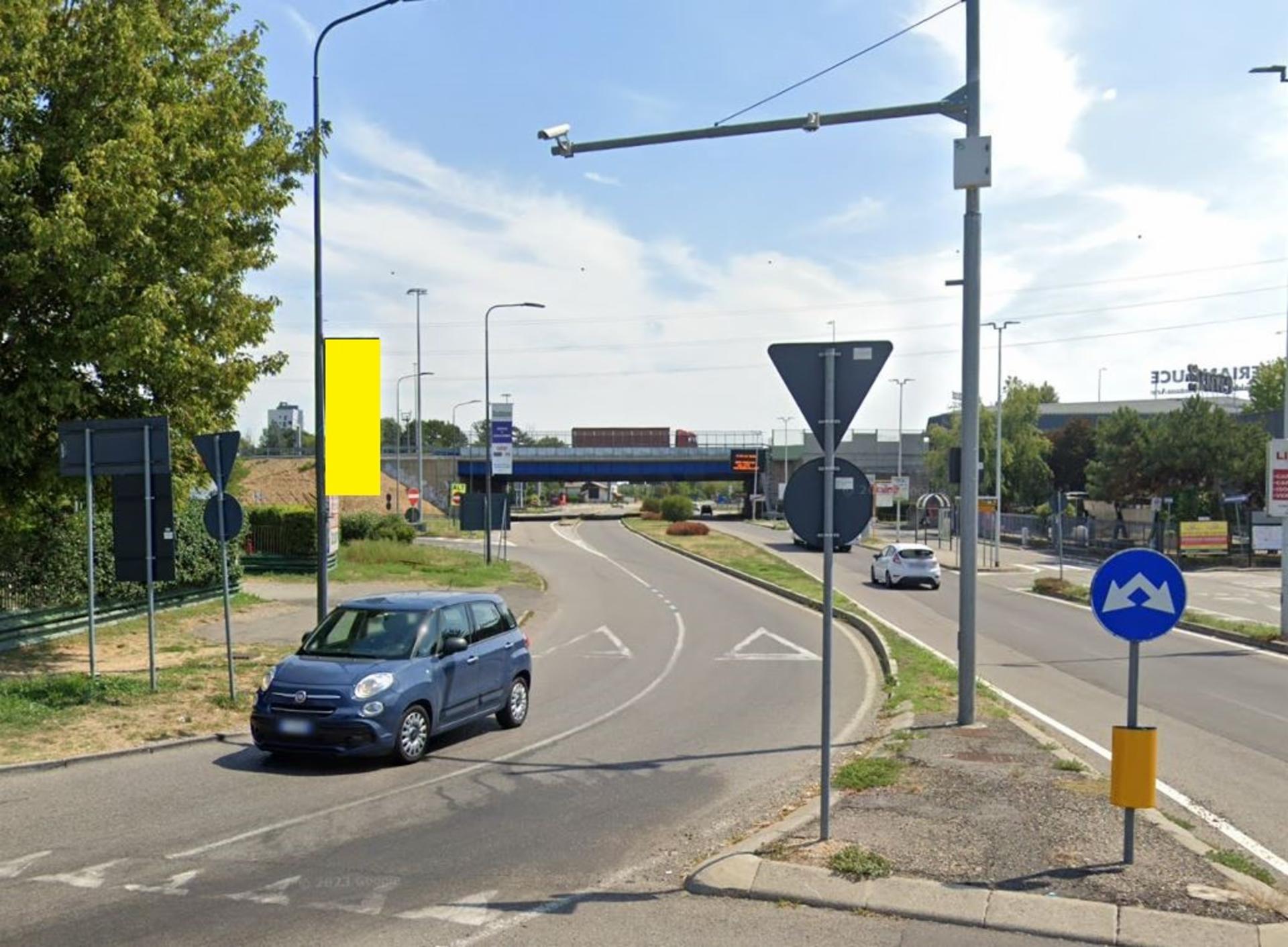 Impianto VERTICAL BANNER a Settimo Milanese, in zona PittaRosso