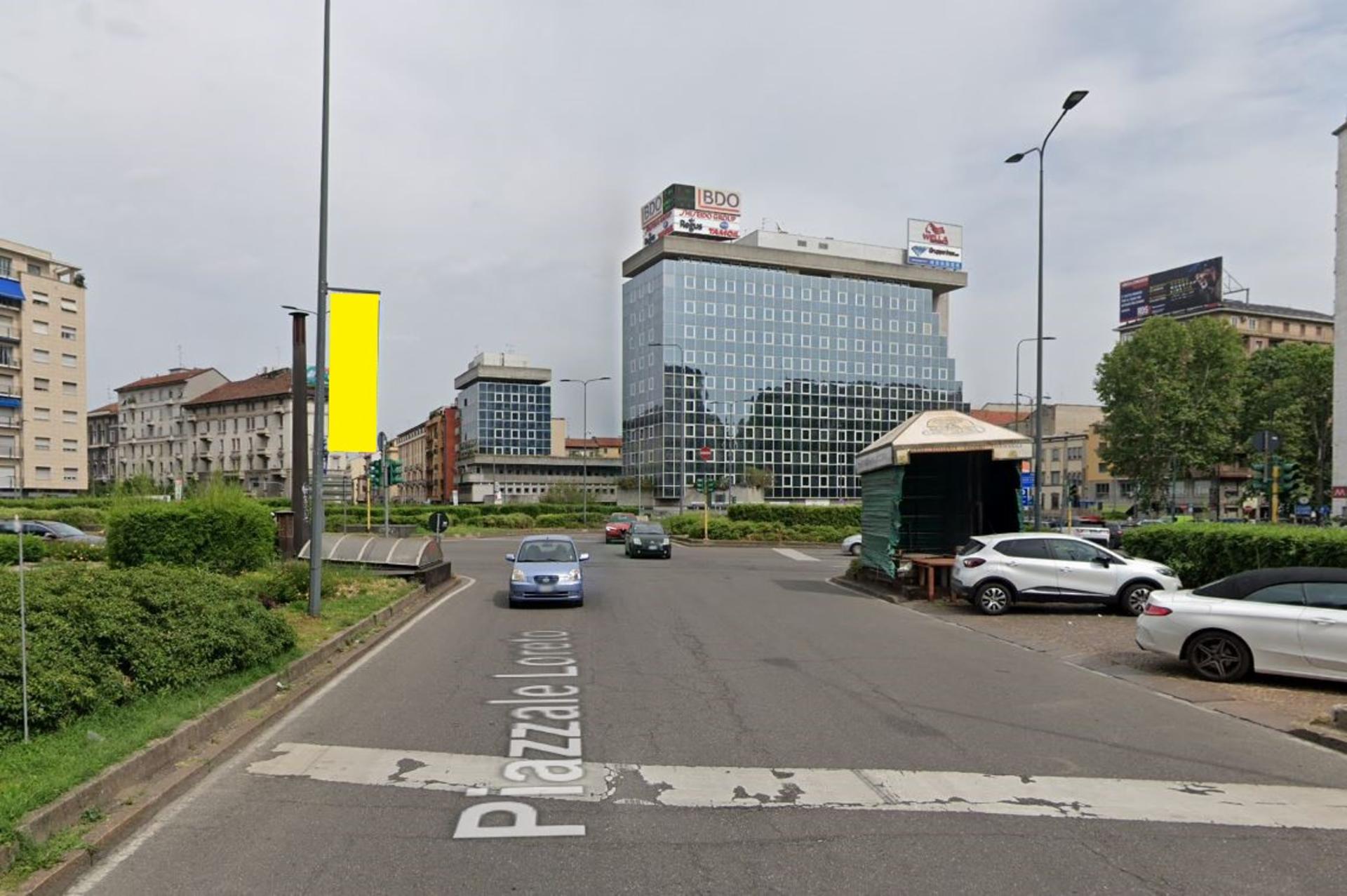 Impianto VERTICAL BANNER a Milano, in zona Aumai