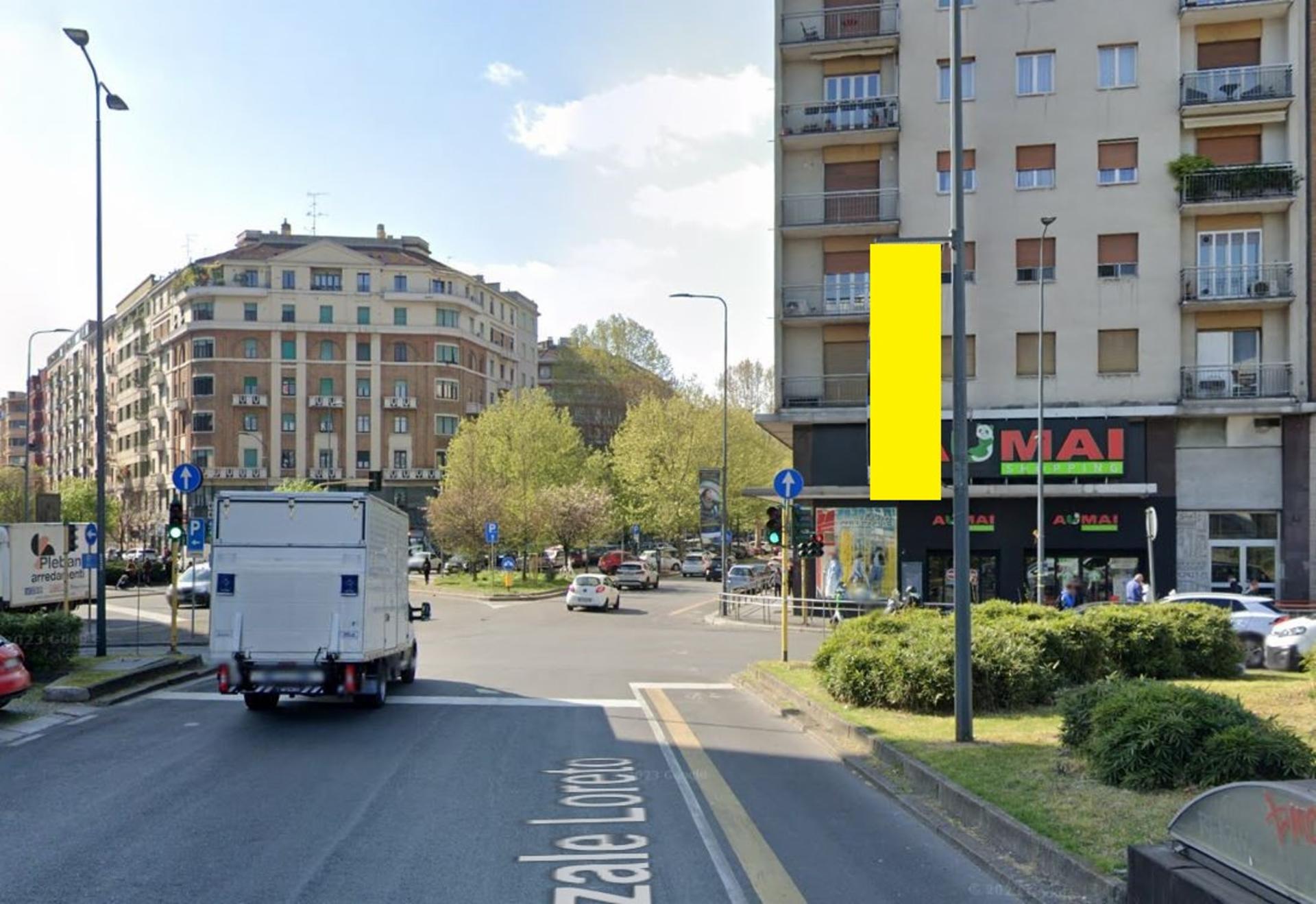 Impianto VERTICAL BANNER a Milano, in zona Aumai