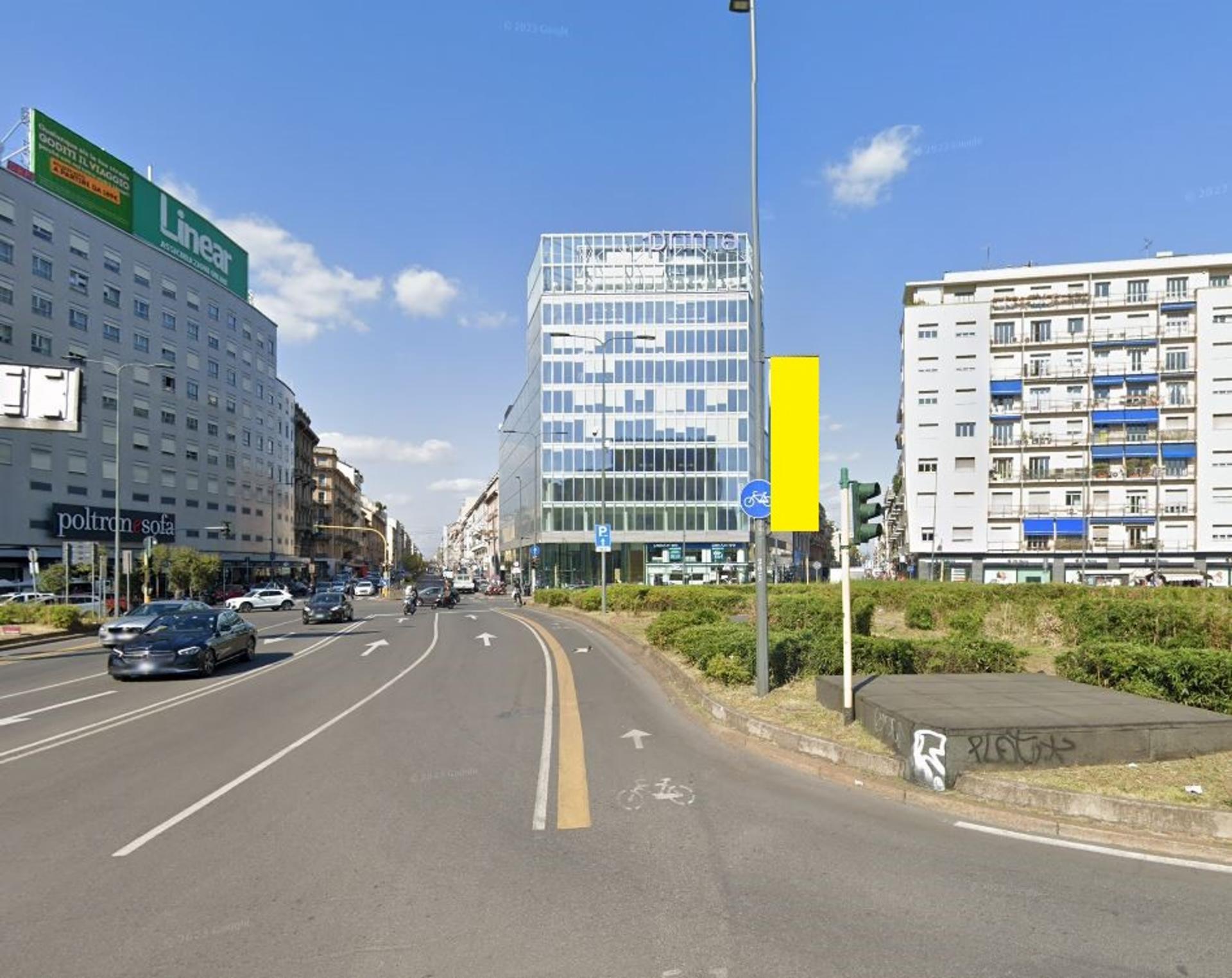 Impianto VERTICAL BANNER a Milano, in zona Colombo