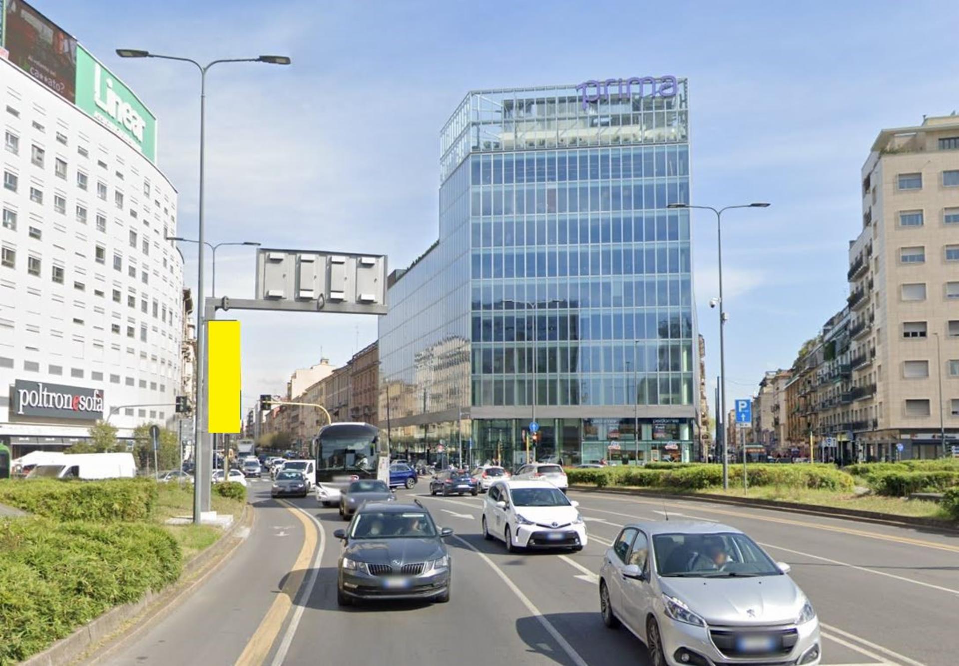 Impianto VERTICAL BANNER a Milano, in zona Colombo