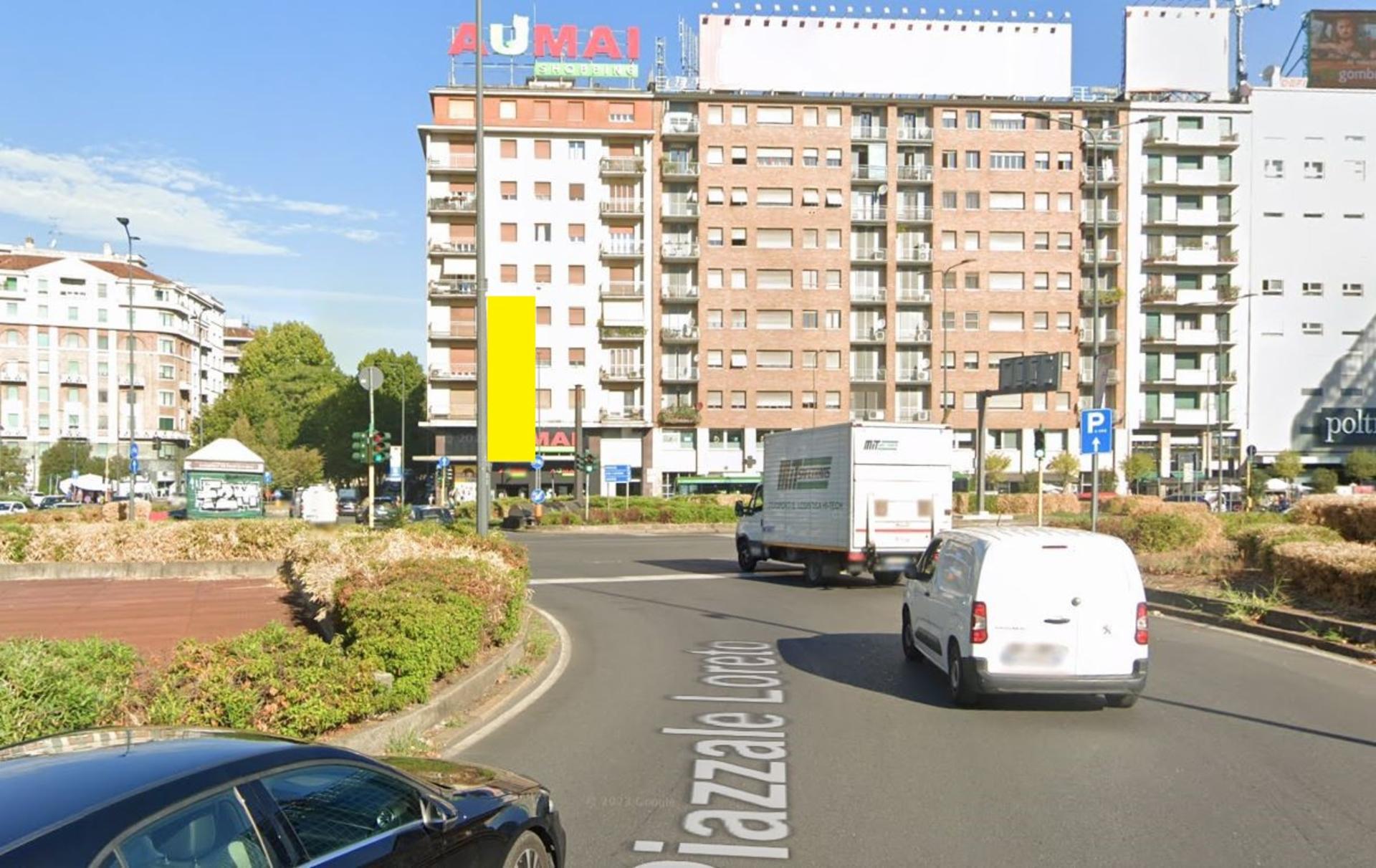 Impianto VERTICAL BANNER a Milano, in zona Il Semprevedere