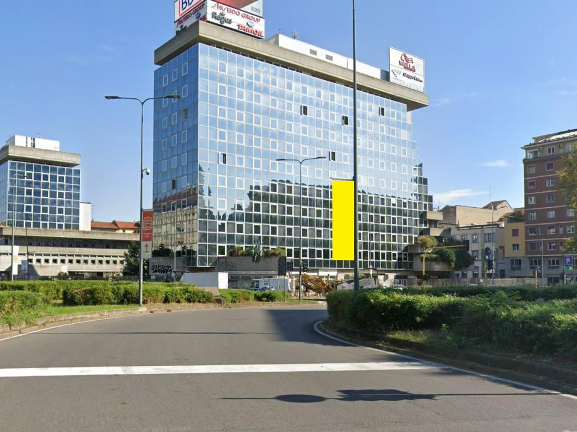 Impianto VERTICAL BANNER a Milano, in zona Il Semprevedere