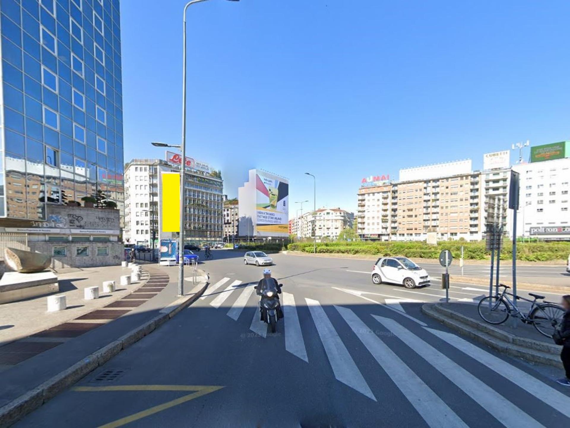 Impianto VERTICAL BANNER a Milano, in zona pabling parrucchiere
