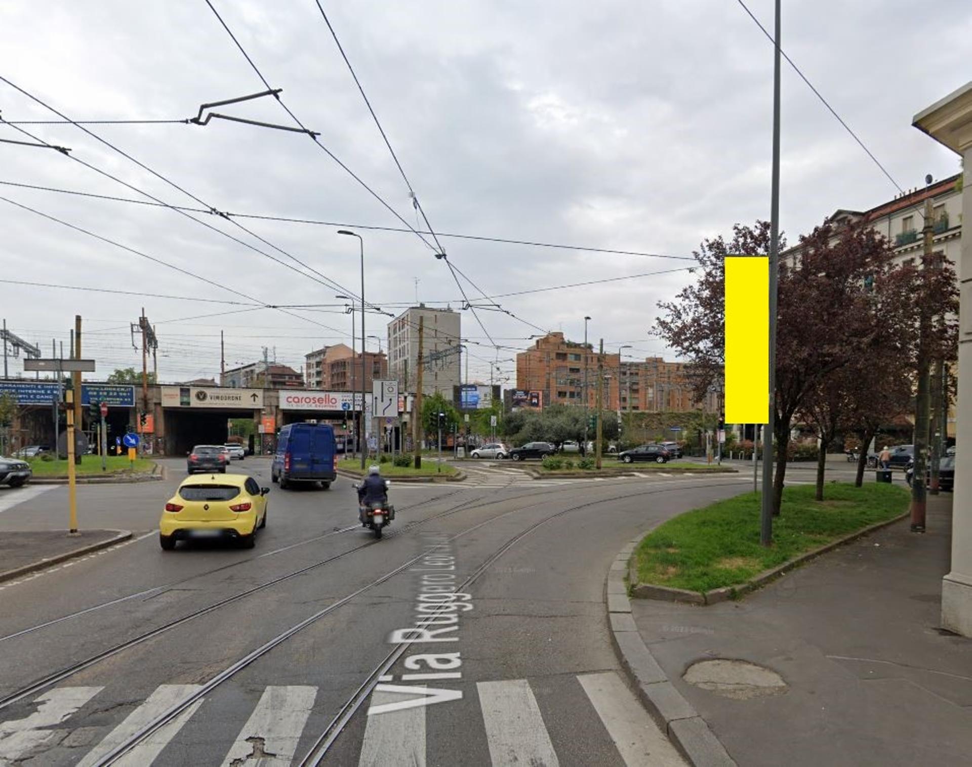 Impianto VERTICAL BANNER a Milano, in zona In's Mercato