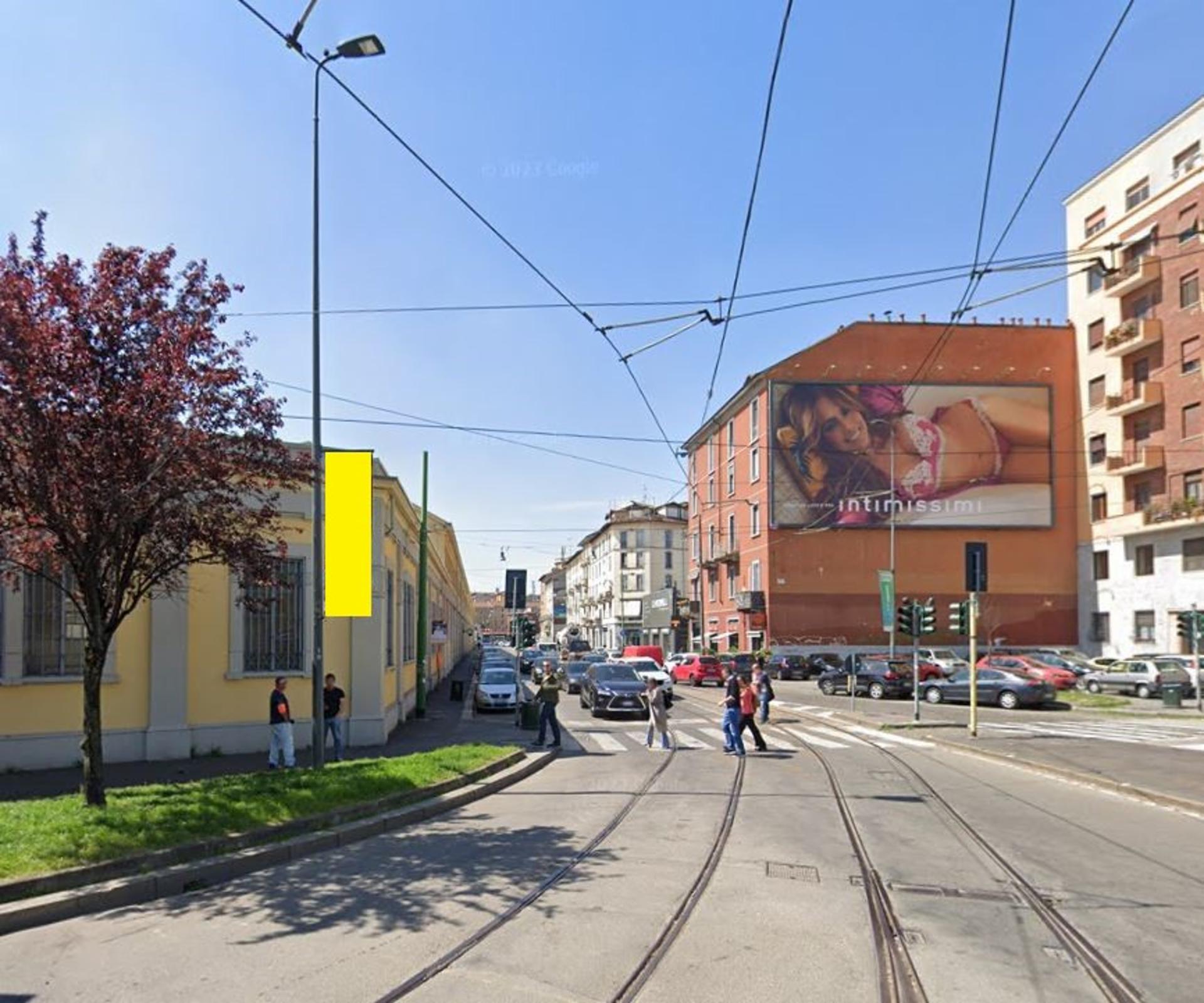 Impianto VERTICAL BANNER a Milano, in zona In's Mercato