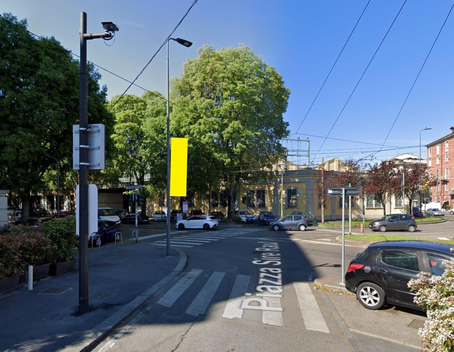 Impianto VERTICAL BANNER a Milano, in zona In's Mercato