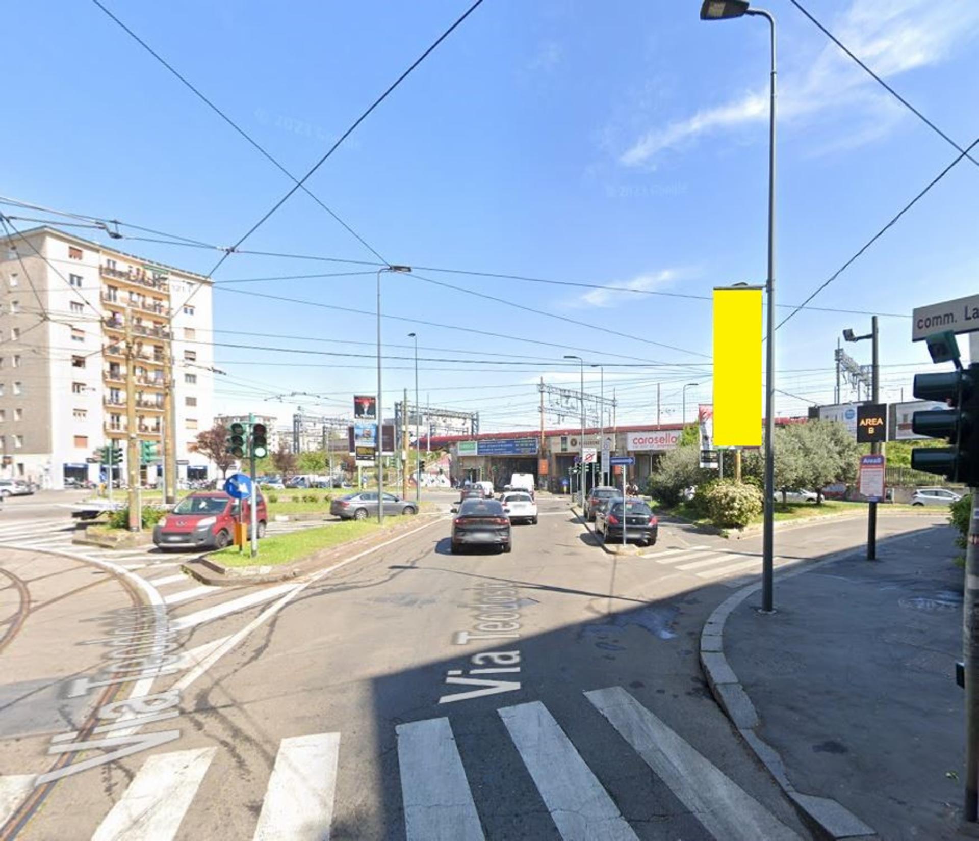 Impianto VERTICAL BANNER a Milano, in zona In's Mercato