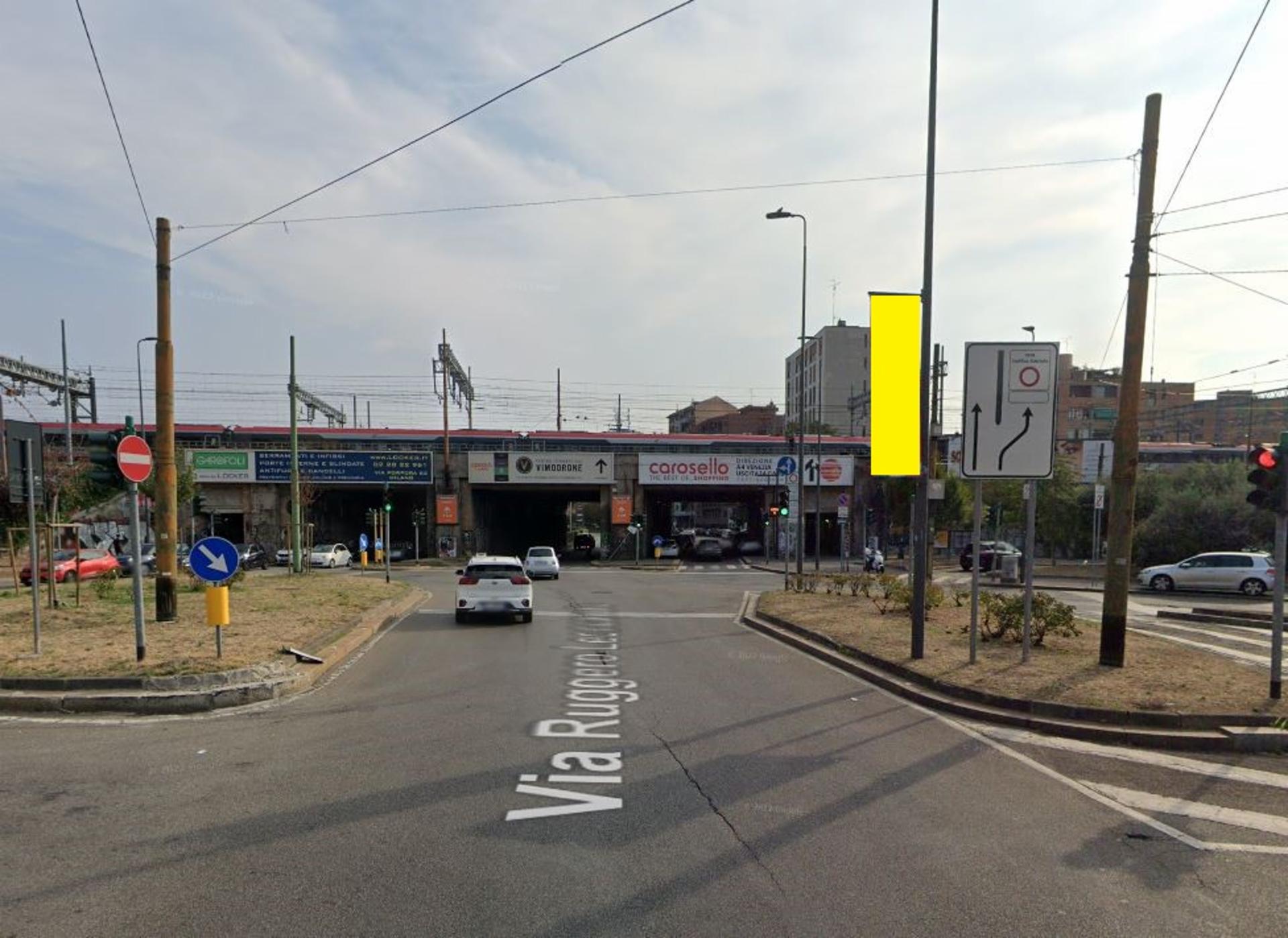 Impianto VERTICAL BANNER a Milano, in zona In's Mercato