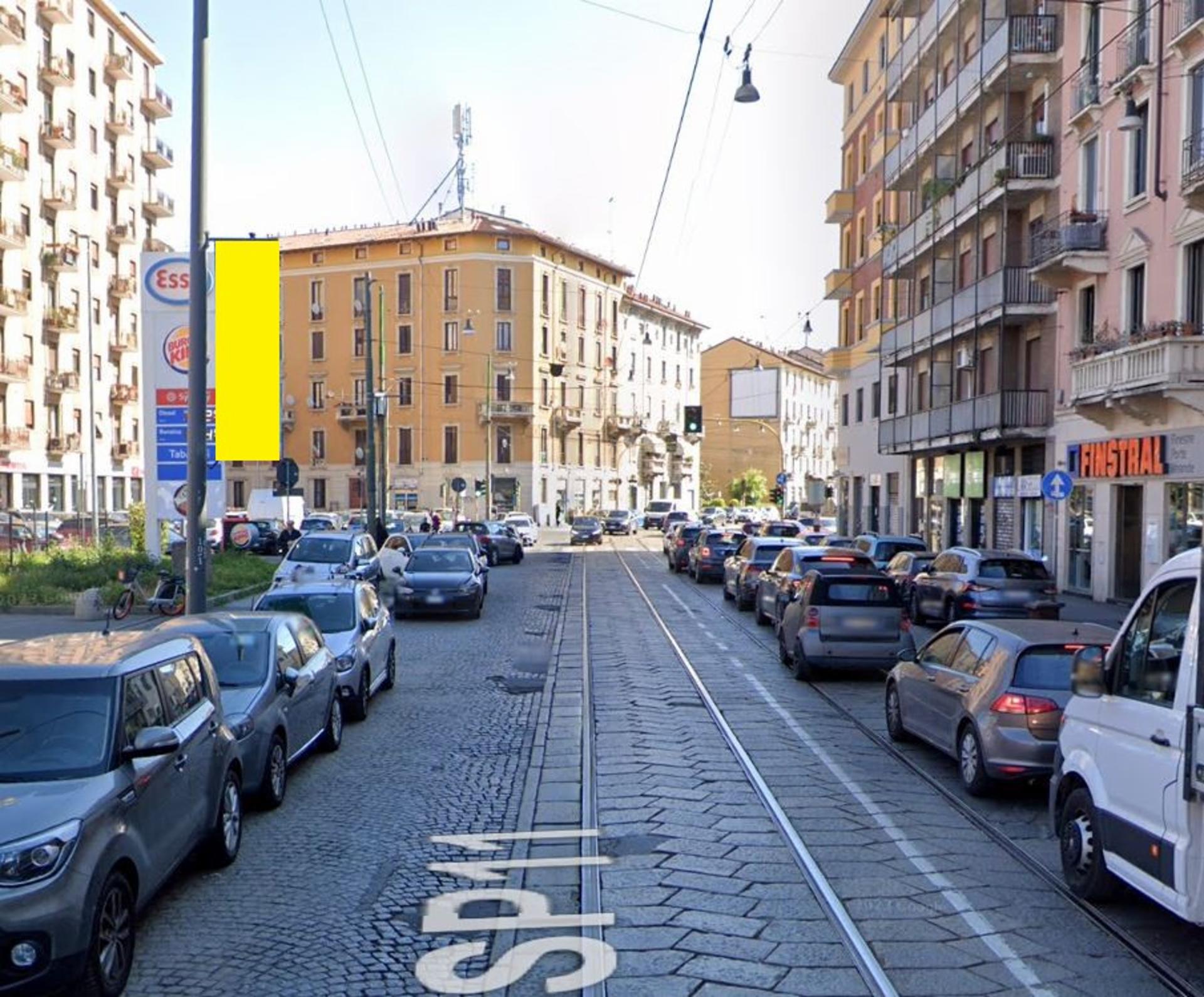 Impianto VERTICAL BANNER a Milano, in zona SK alimentari