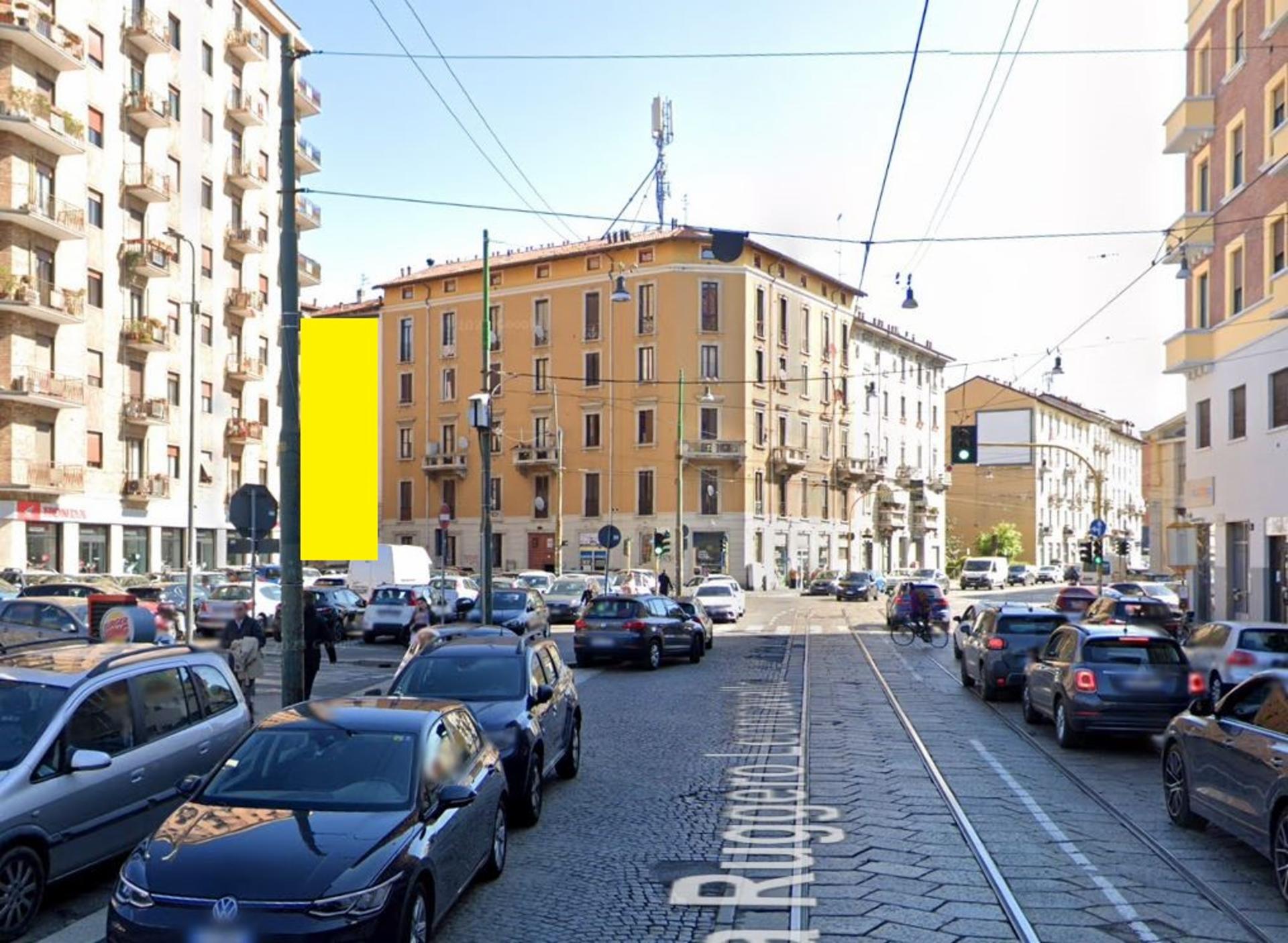 Impianto VERTICAL BANNER a Milano, in zona SK alimentari