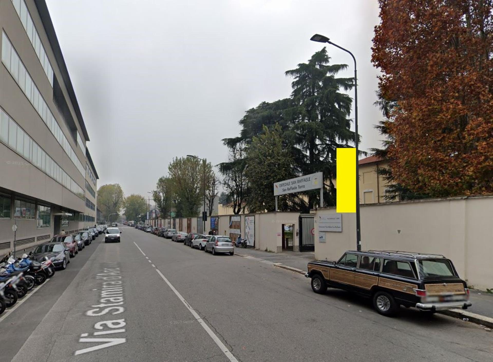 Impianto VERTICAL BANNER a Milano, in zona Linda Mac