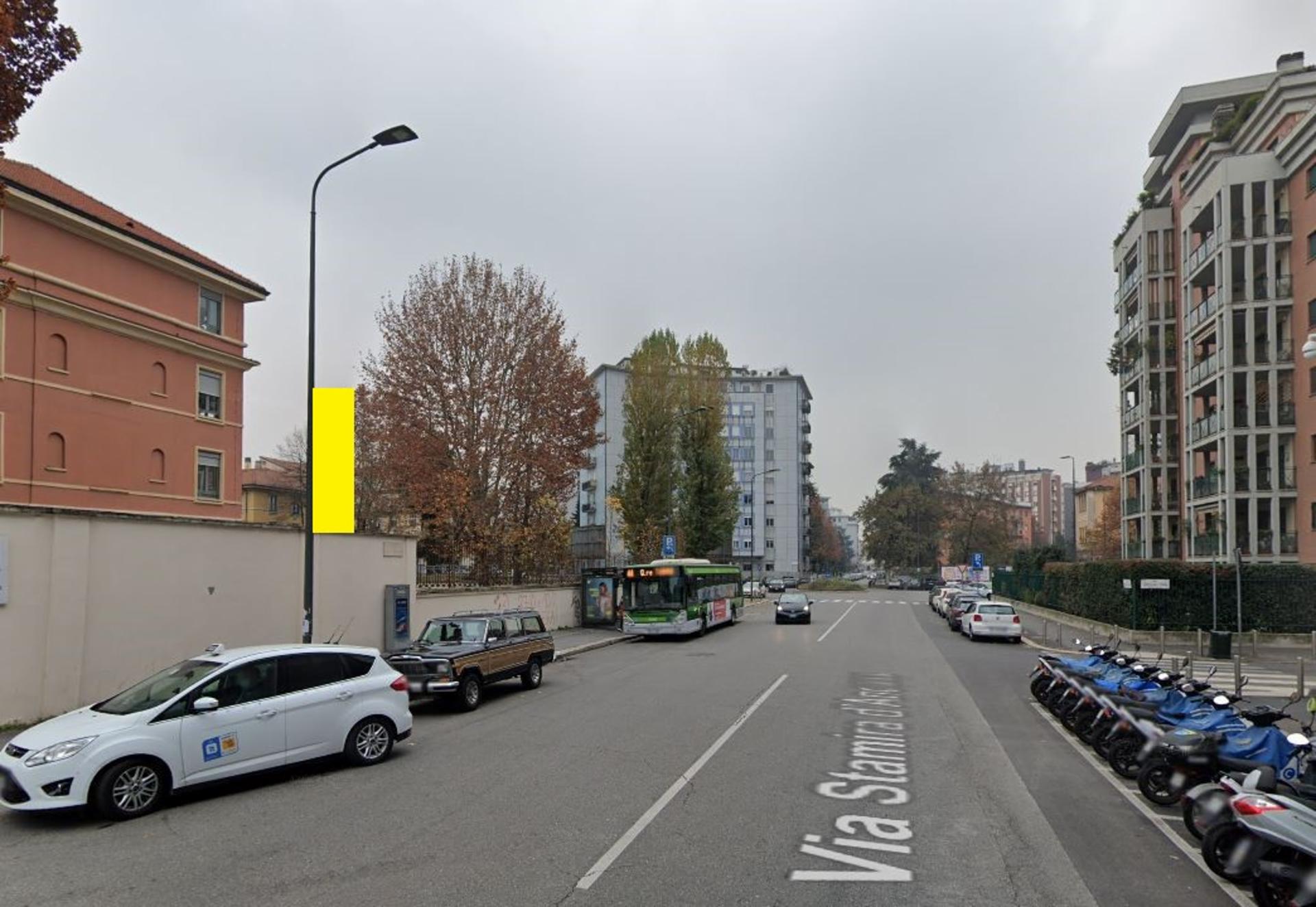 Impianto VERTICAL BANNER a Milano, in zona Linda Mac