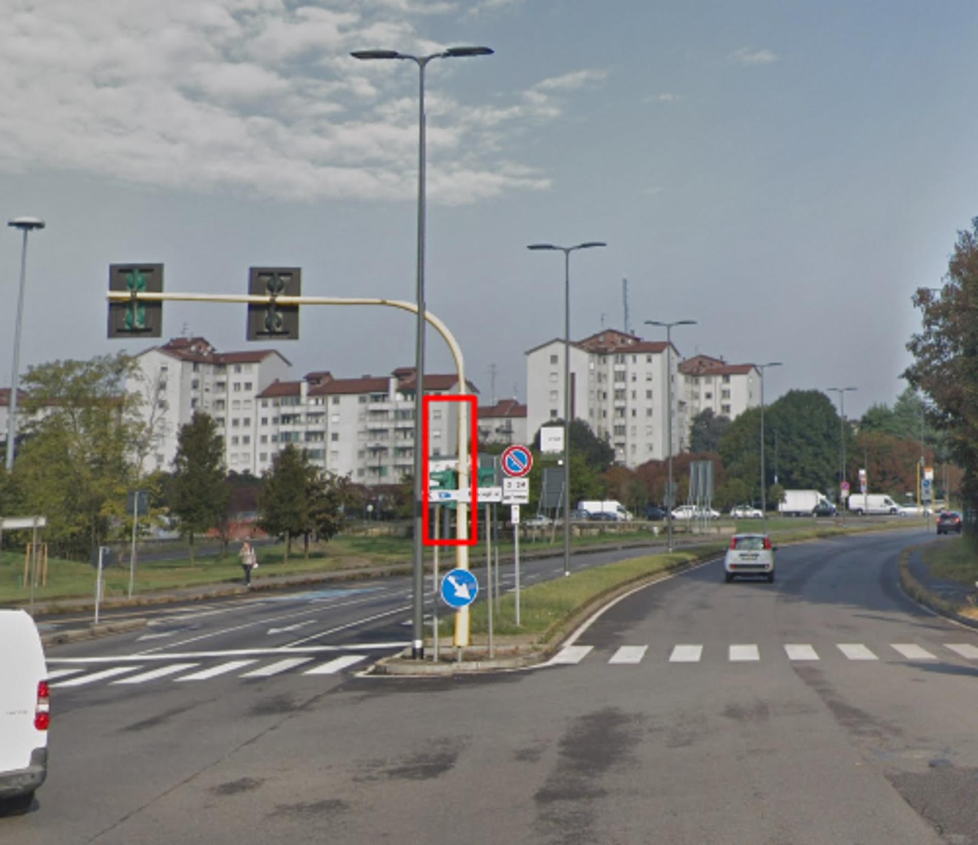 Impianto VERTICAL BANNER a Milano, in zona Pizzikotto