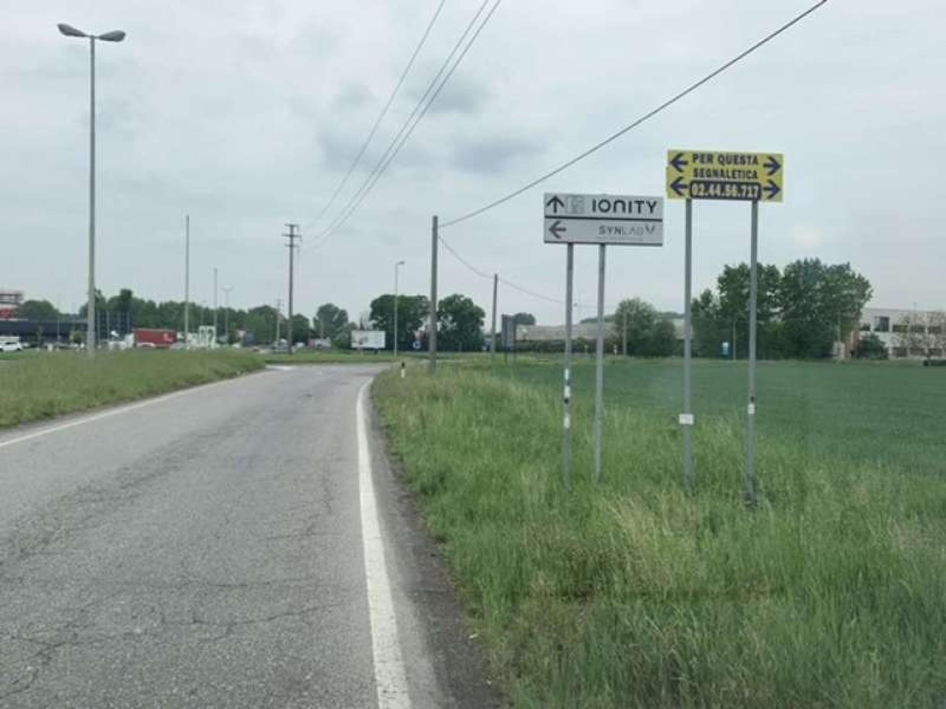 Impianto FRECCE / PREINSEGNE a Lacchiarella, in zona Burger King