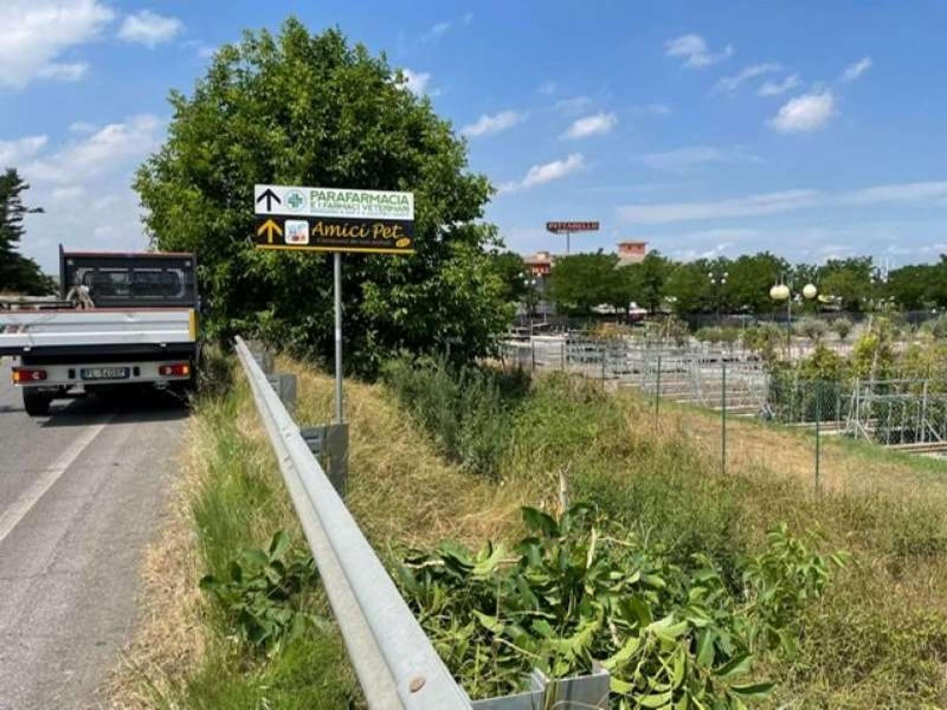 Impianto frecce / preinsegne a Montebello della Battaglia