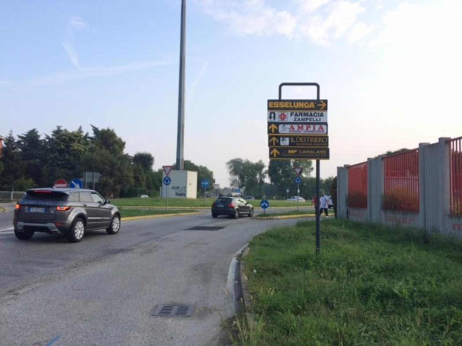 Impianto frecce / preinsegne a Abbiategrasso