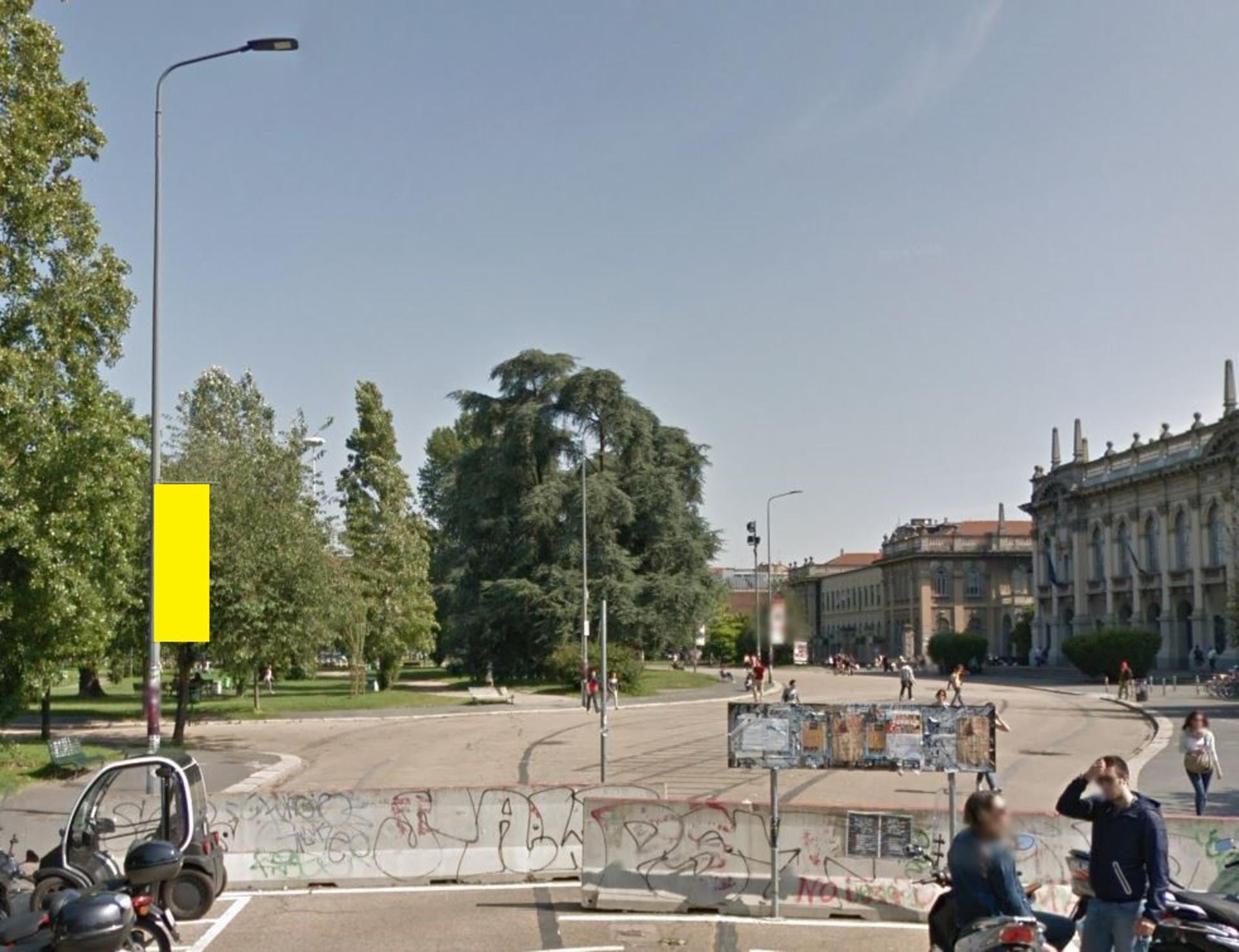 Impianto VERTICAL BANNER a Milano, in zona Harp Pub Guinness