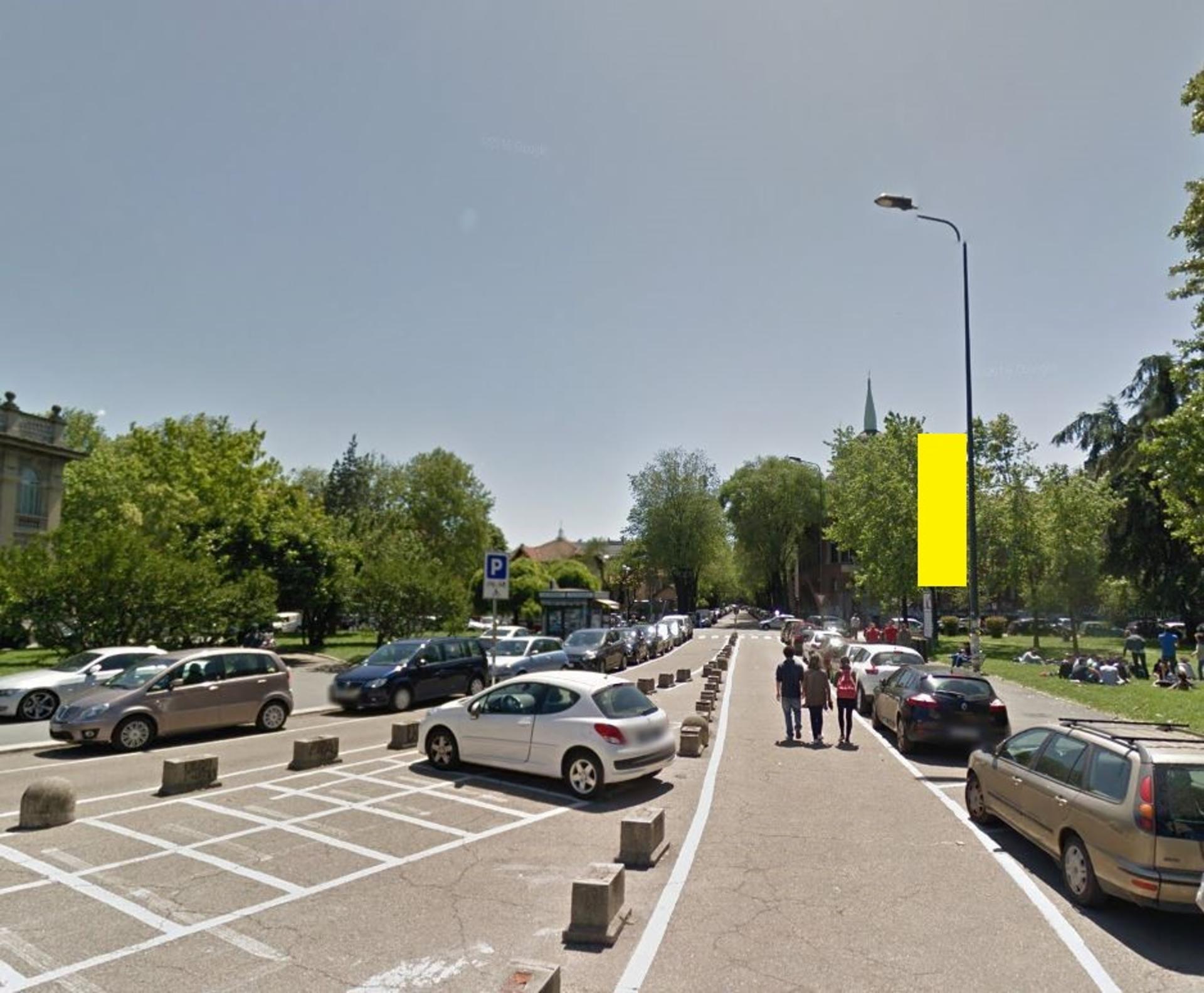 Impianto VERTICAL BANNER a Milano, in zona Harp Pub Guinness